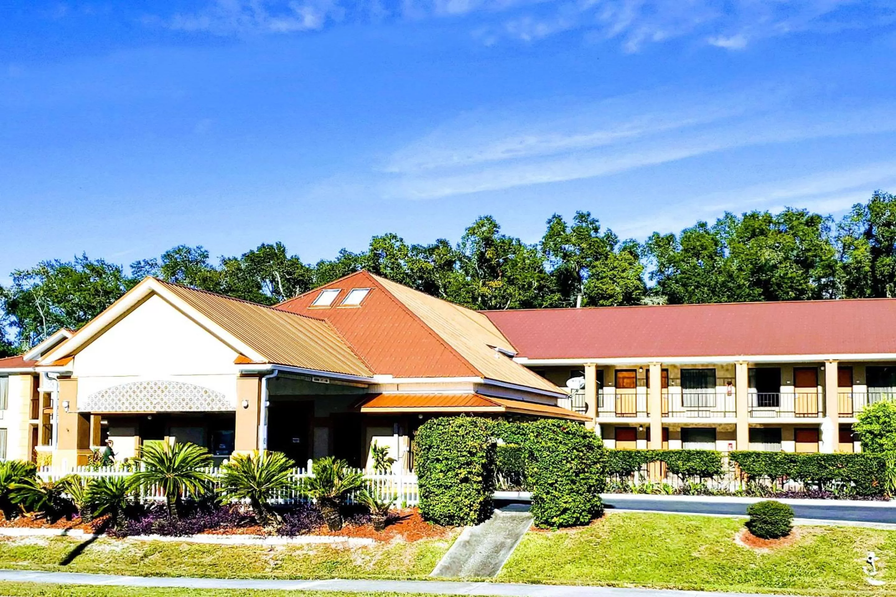 Property building in Quality Inn near Manatee Springs State Park