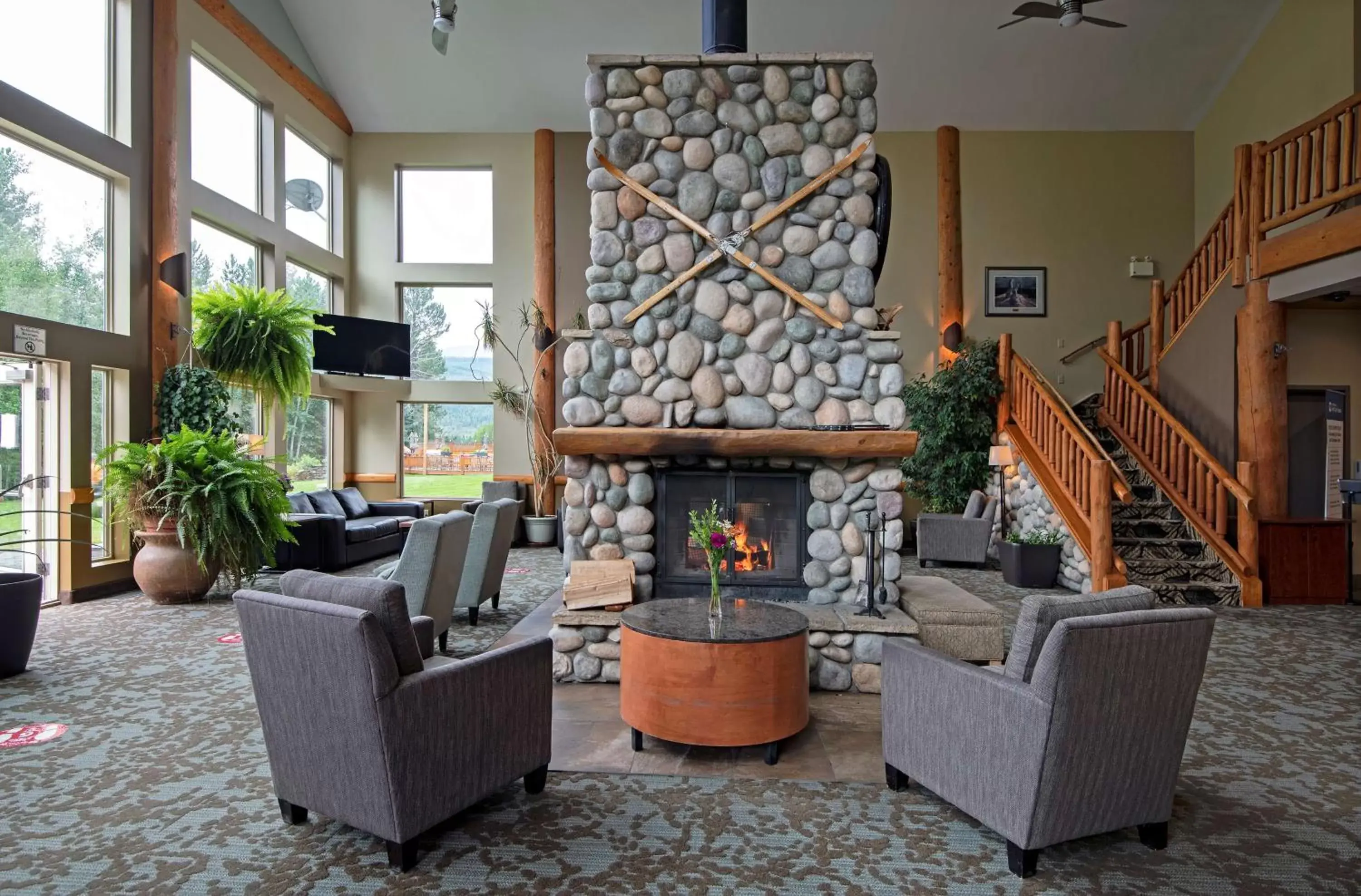 Lounge or bar in BEST WESTERN PLUS Valemount Inn & Suites