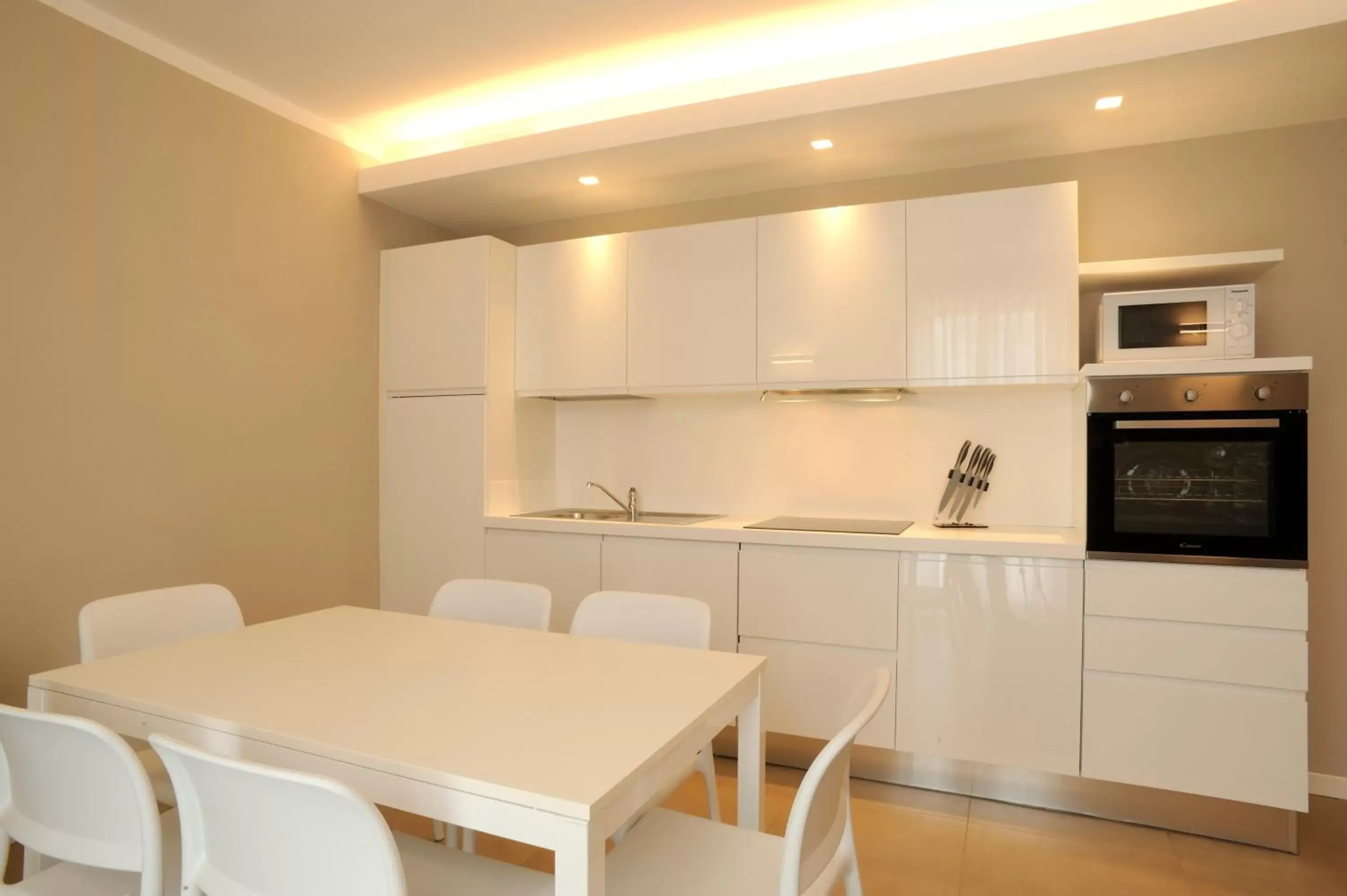 Dining area, Kitchen/Kitchenette in Residence San Marco Suites&Apartments Alassio