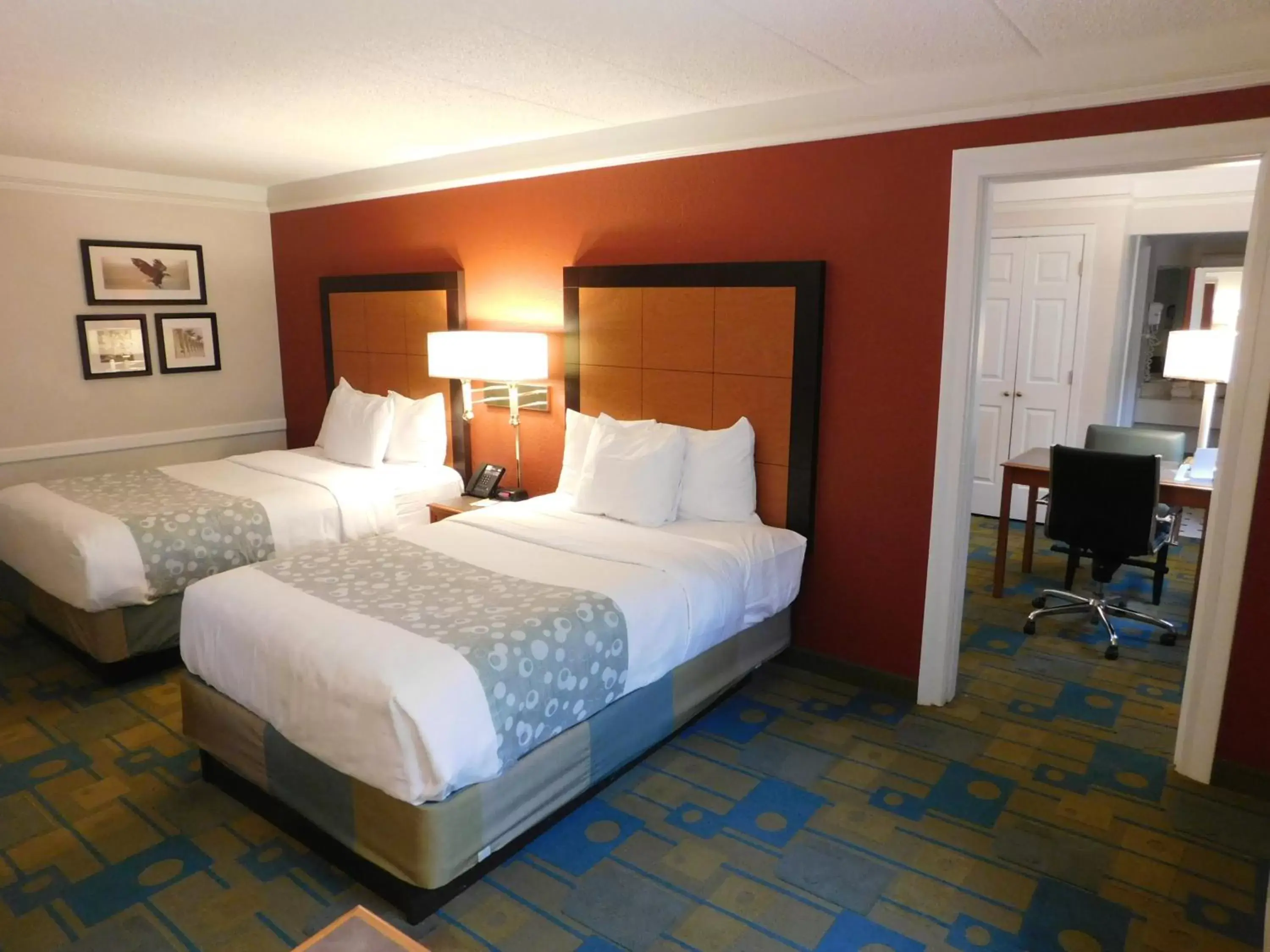 Photo of the whole room, Bed in Days Inn & Suites by Wyndham Schaumburg- Woodfield Mall