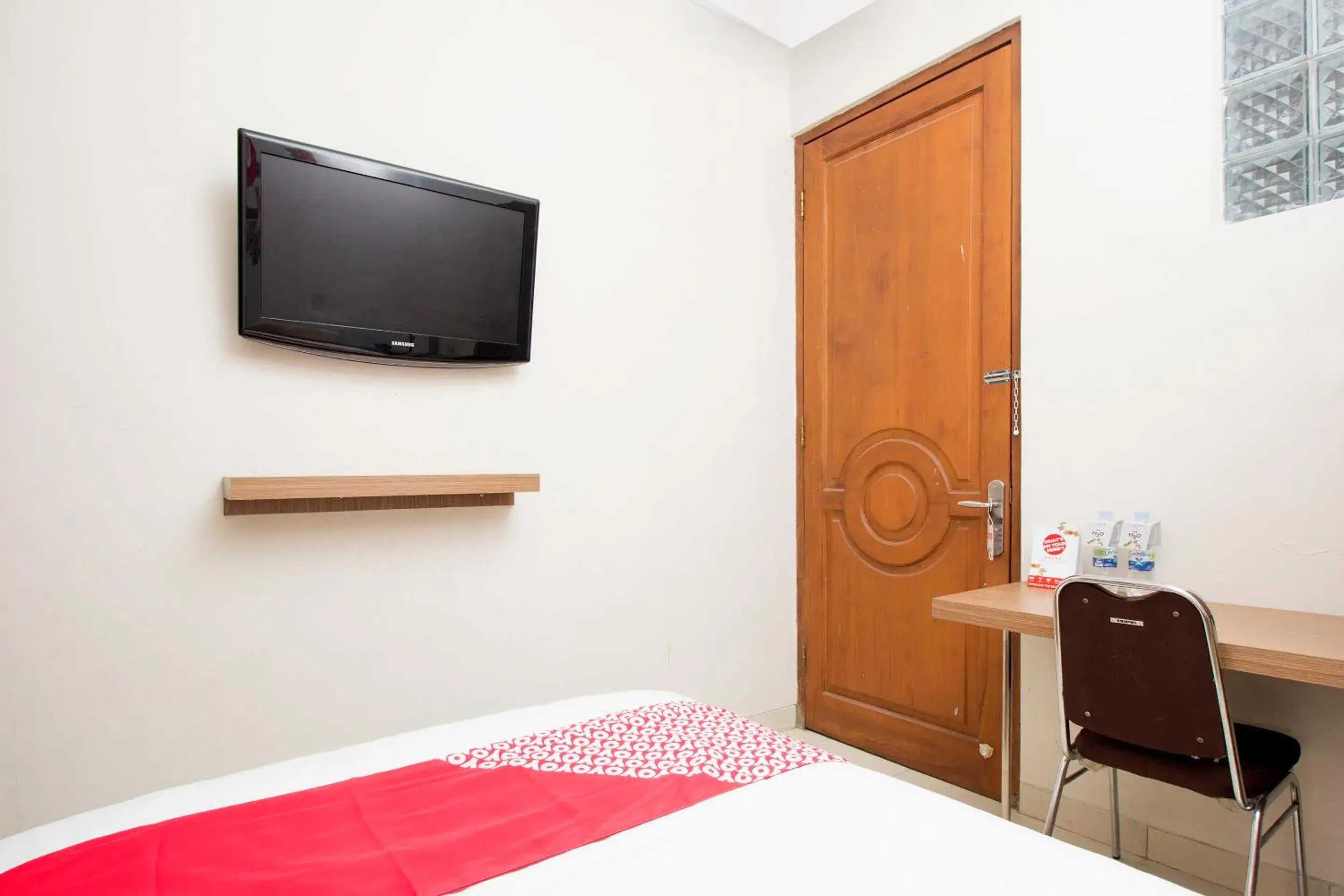 Bedroom, TV/Entertainment Center in Collection O 1061 Aliya Homestay