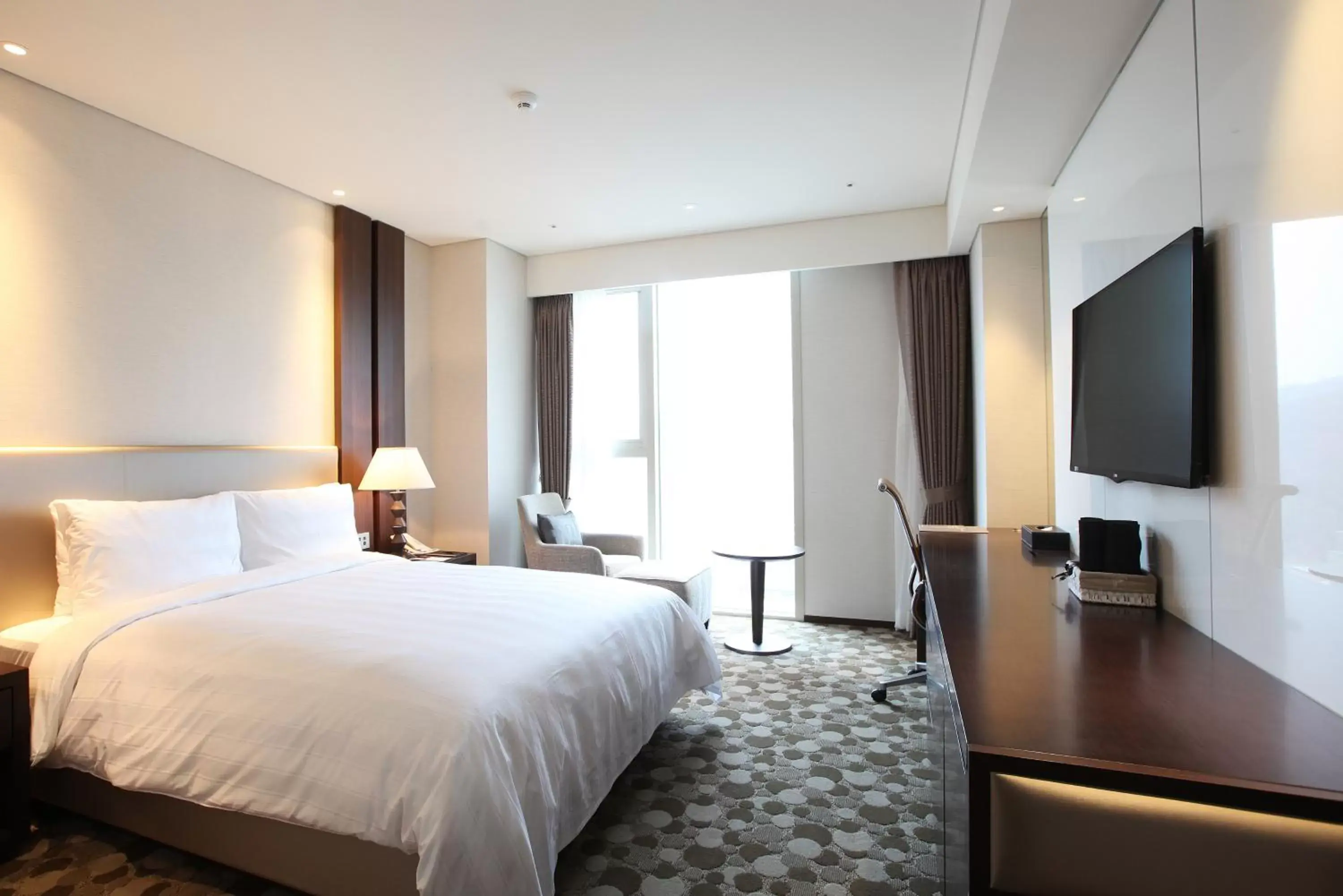 Photo of the whole room, TV/Entertainment Center in LOTTE City Hotel Daejeon