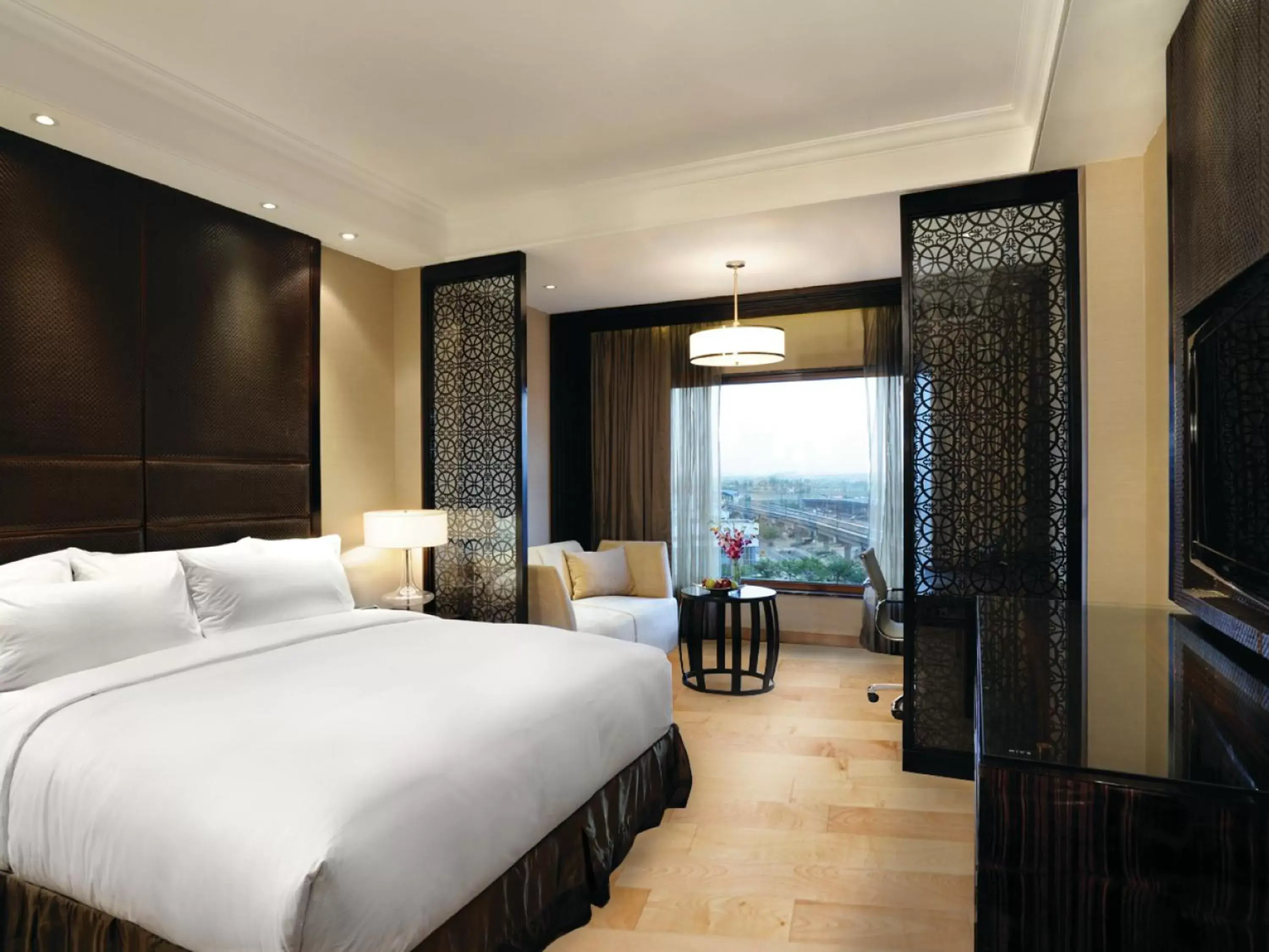 Bedroom, Bed in Crowne Plaza New Delhi Mayur Vihar Noida