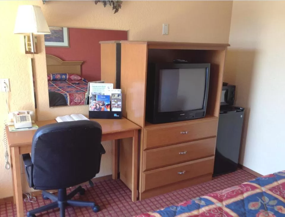 Triple Room in DeQueen Courtyard Inn