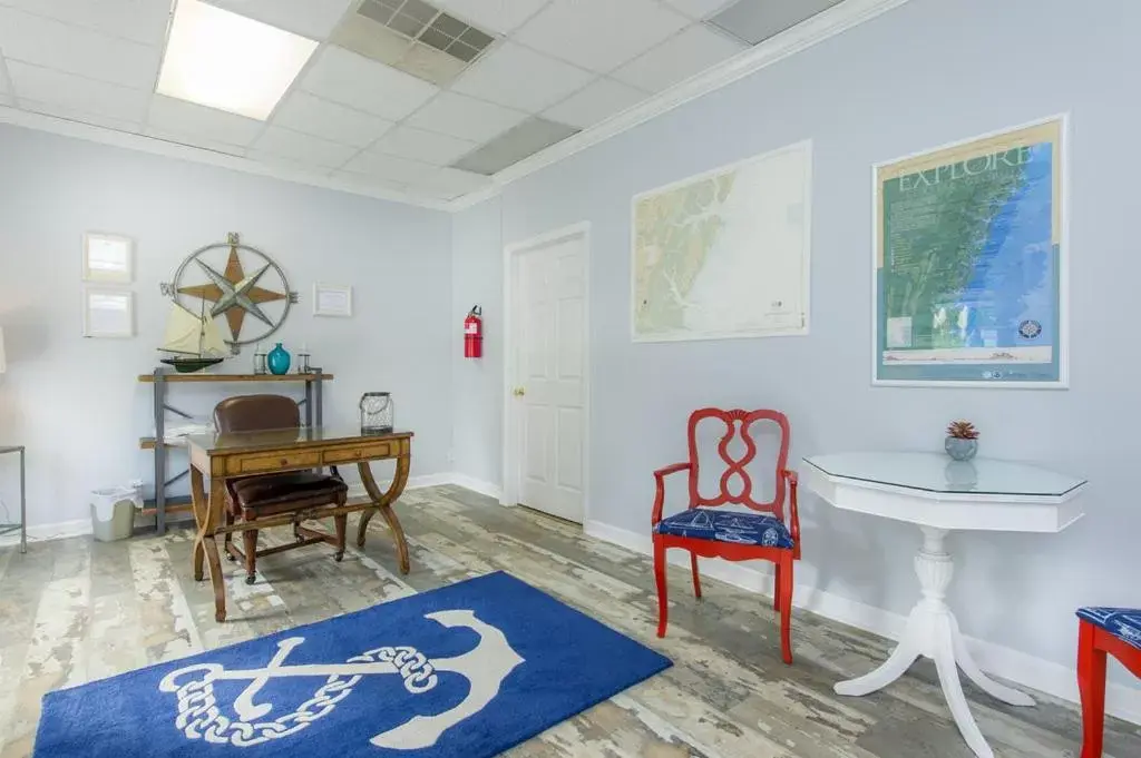 Living room, Dining Area in Darien Dockside Inn