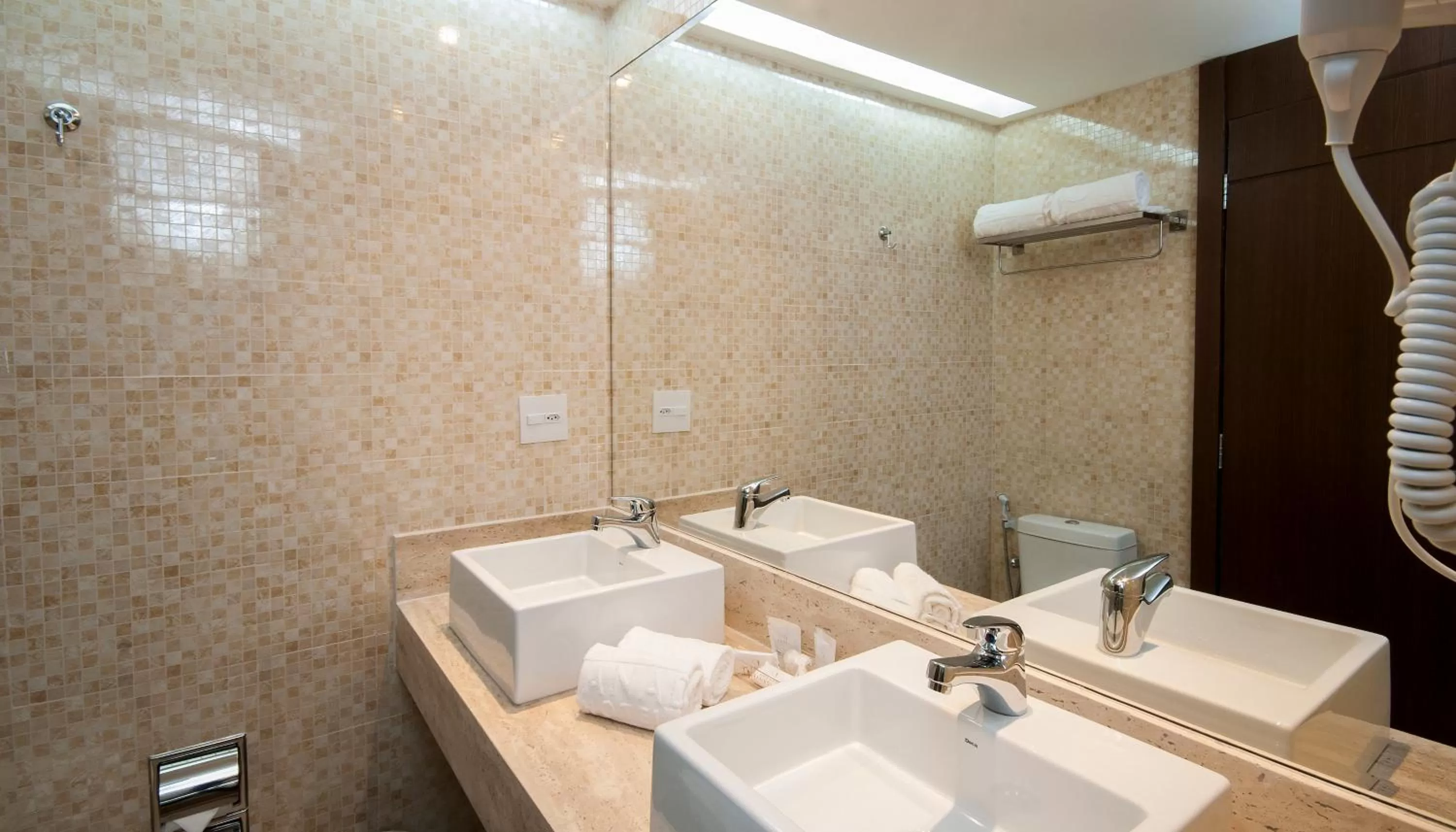 Shower in Américas Granada Hotel