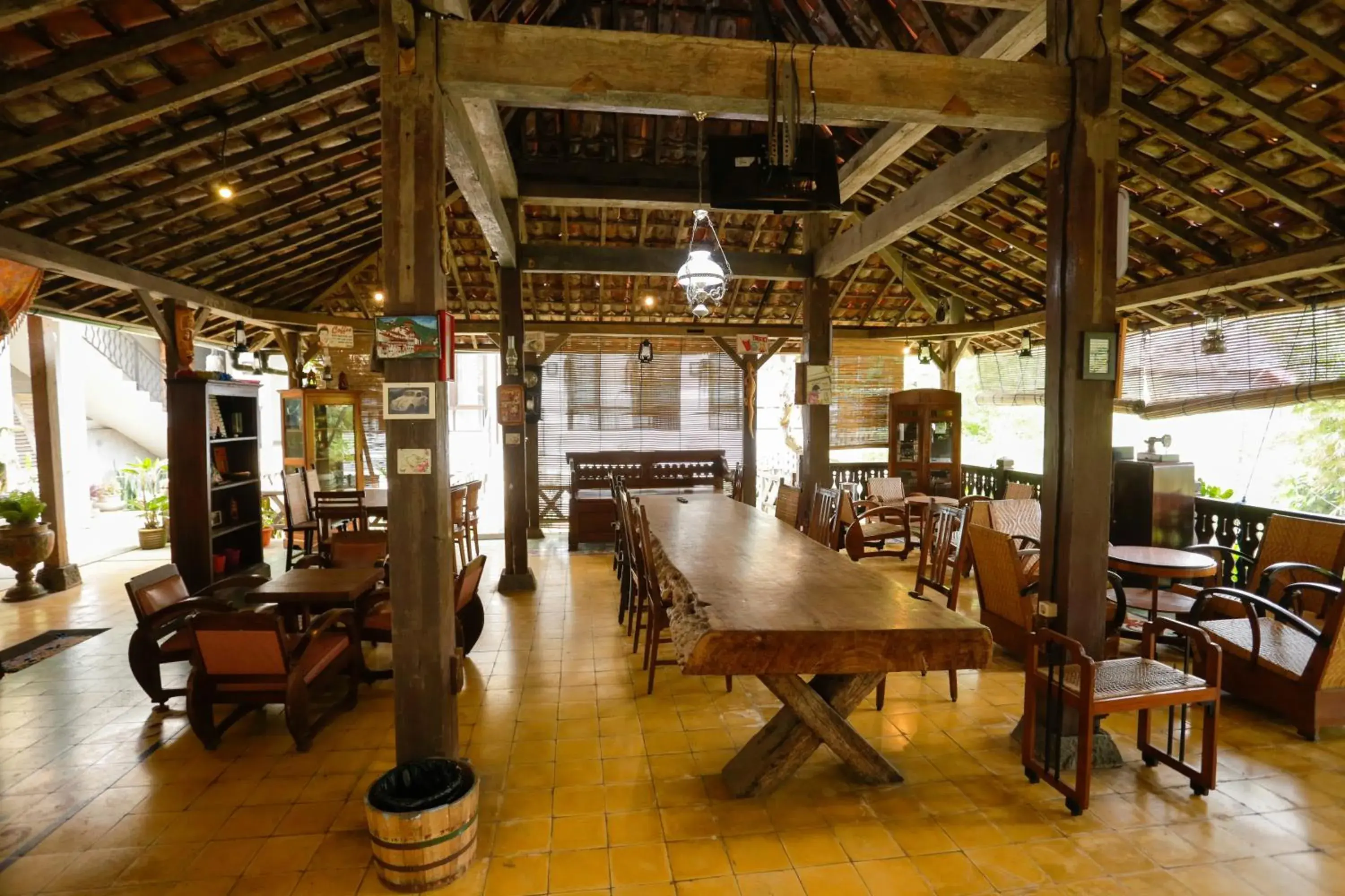 Communal lounge/ TV room, Restaurant/Places to Eat in RedDoorz @ Sersan Bajuri