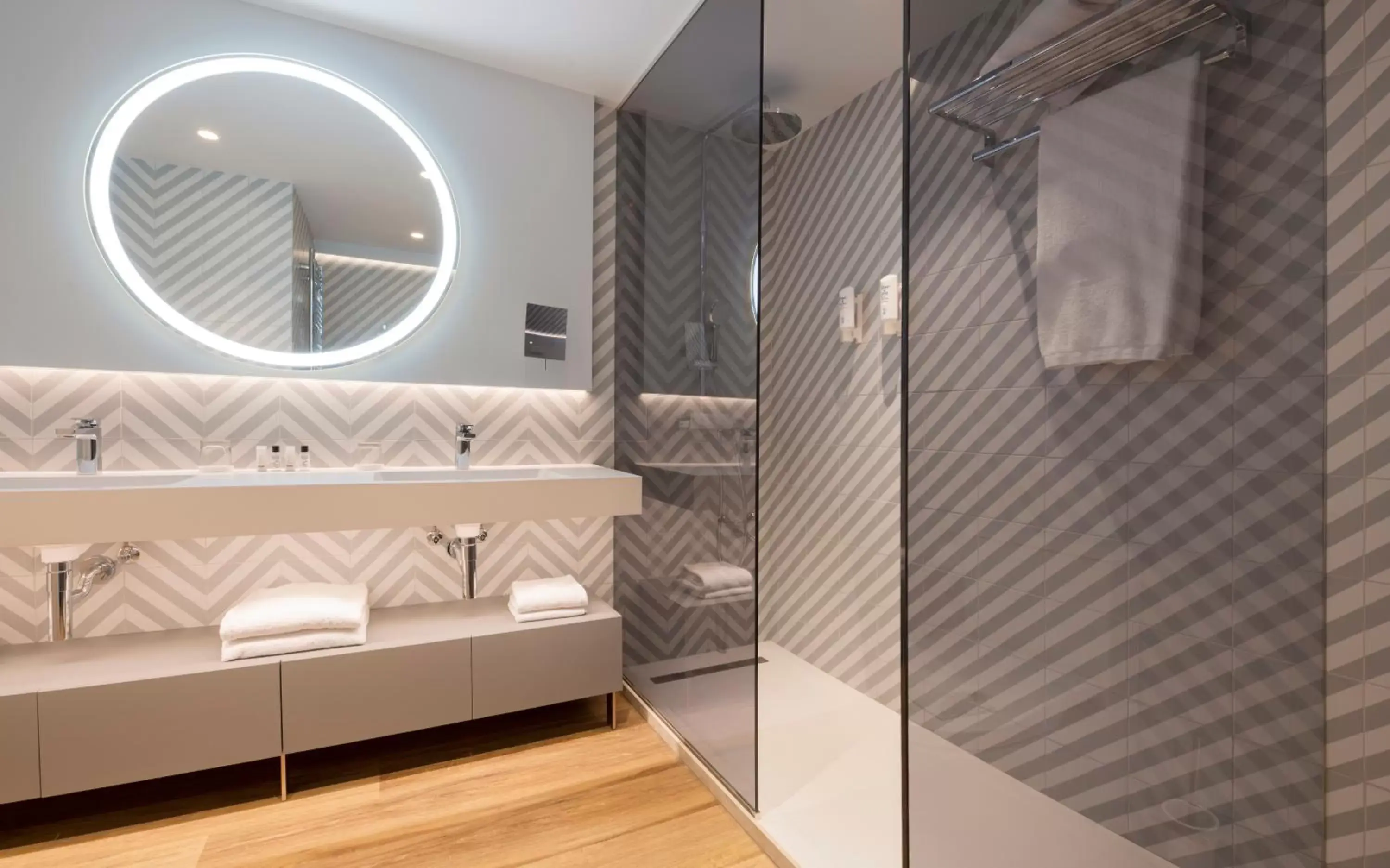 Shower, Bathroom in Suites Plaza Hotel & Wellness