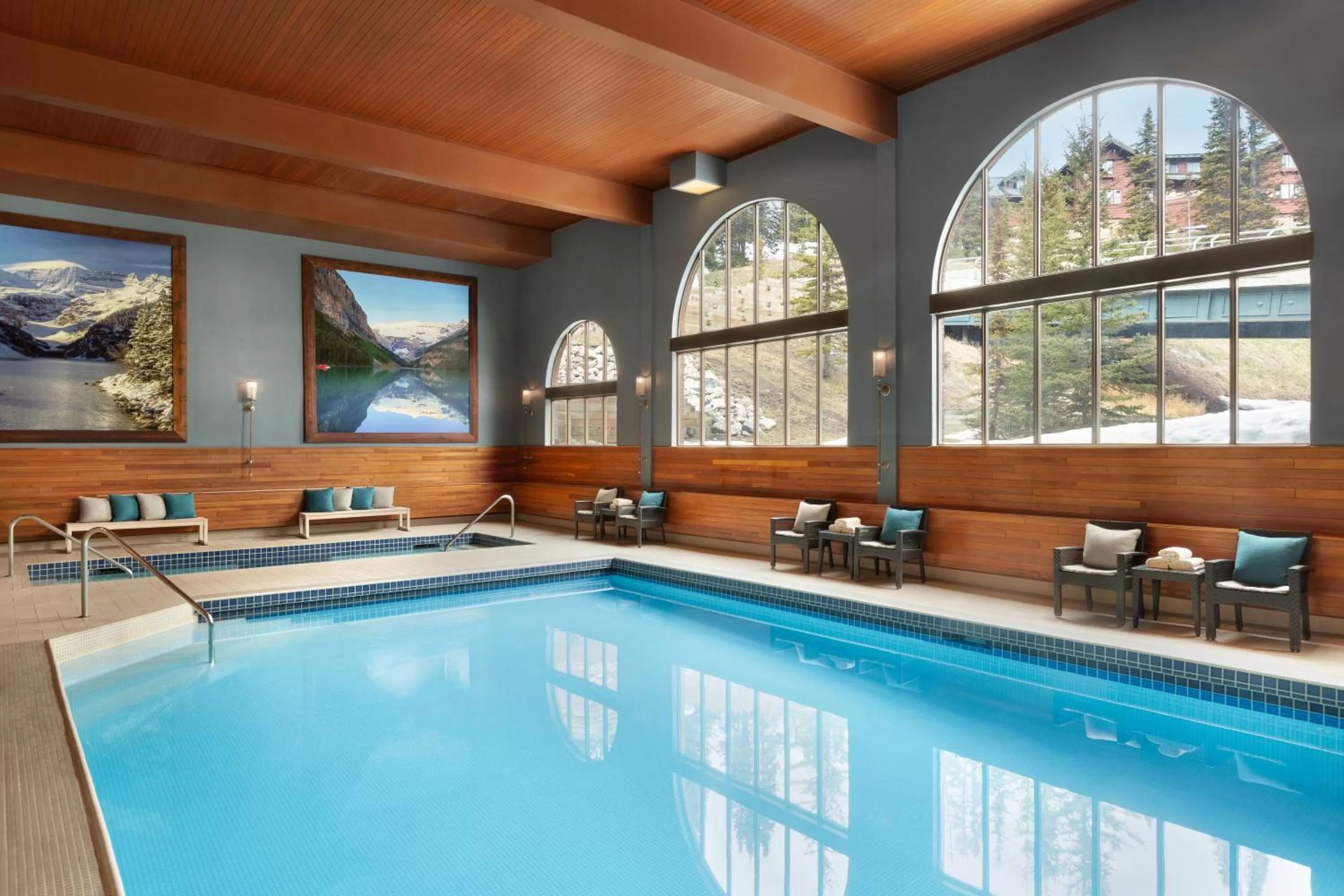 Swimming pool in Fairmont Château Lake Louise