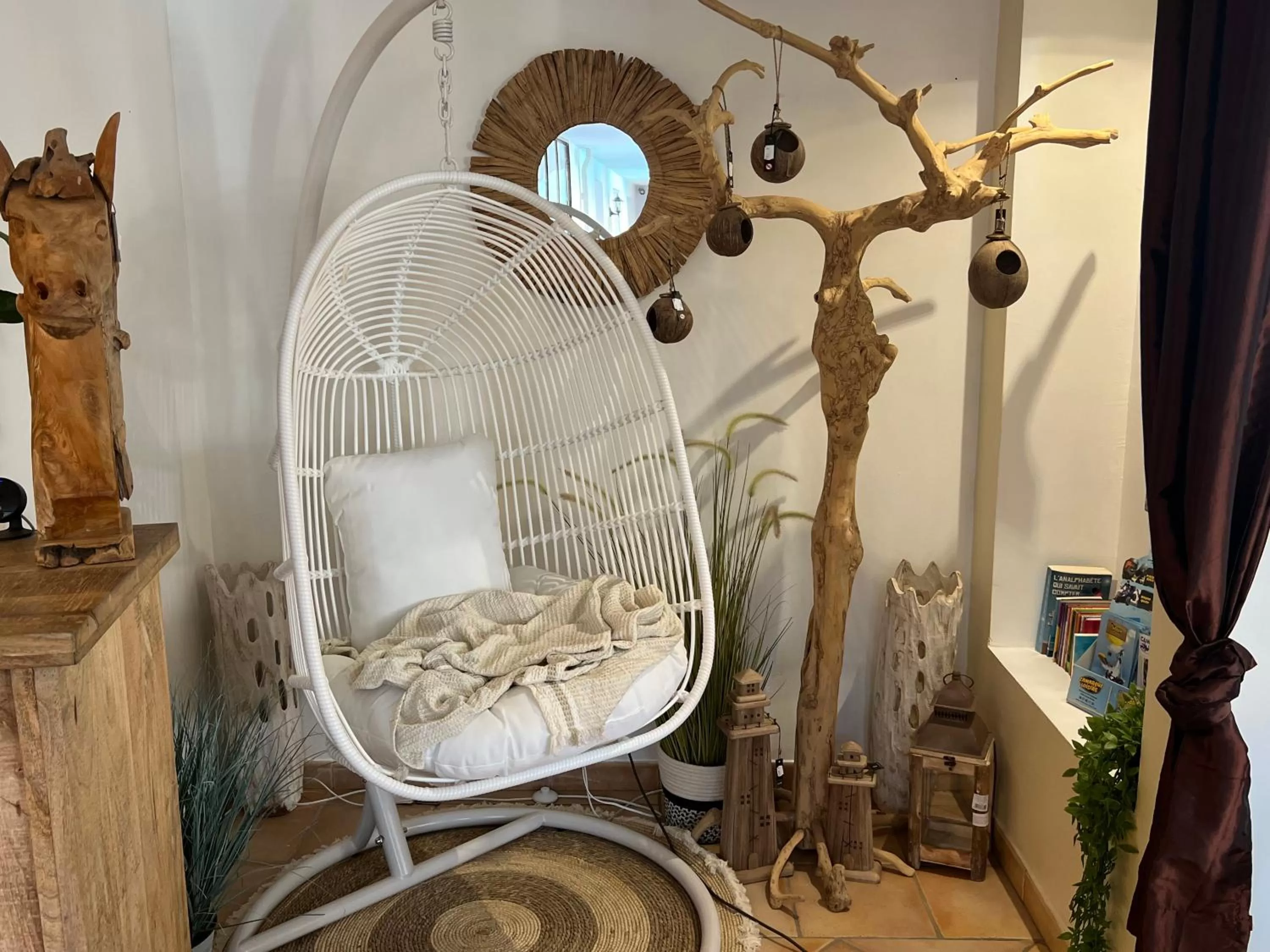 Lobby or reception in Hôtel Le Médiéval - Parking inclus & accueil vélo