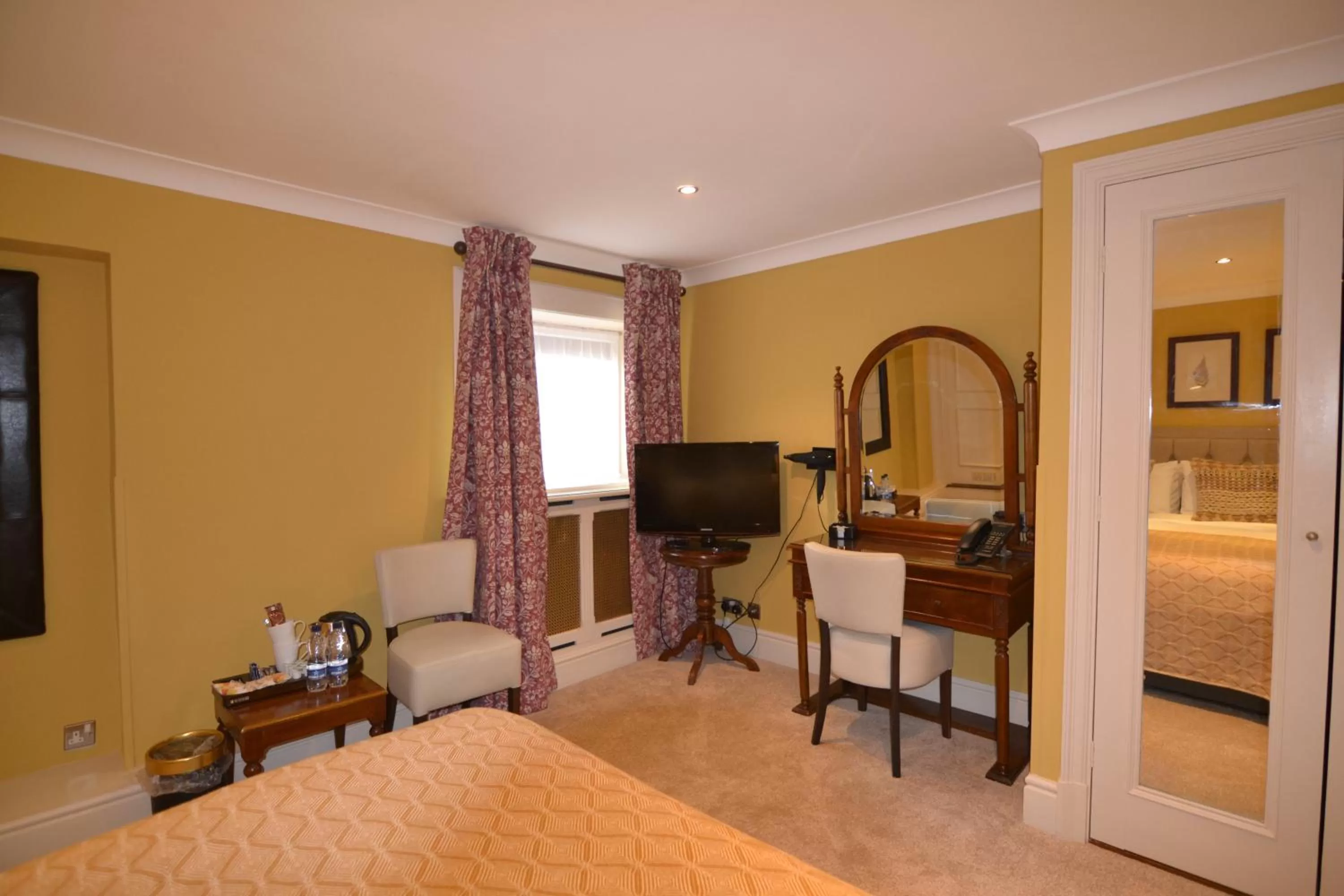 Bed in Angel and Royal Hotel