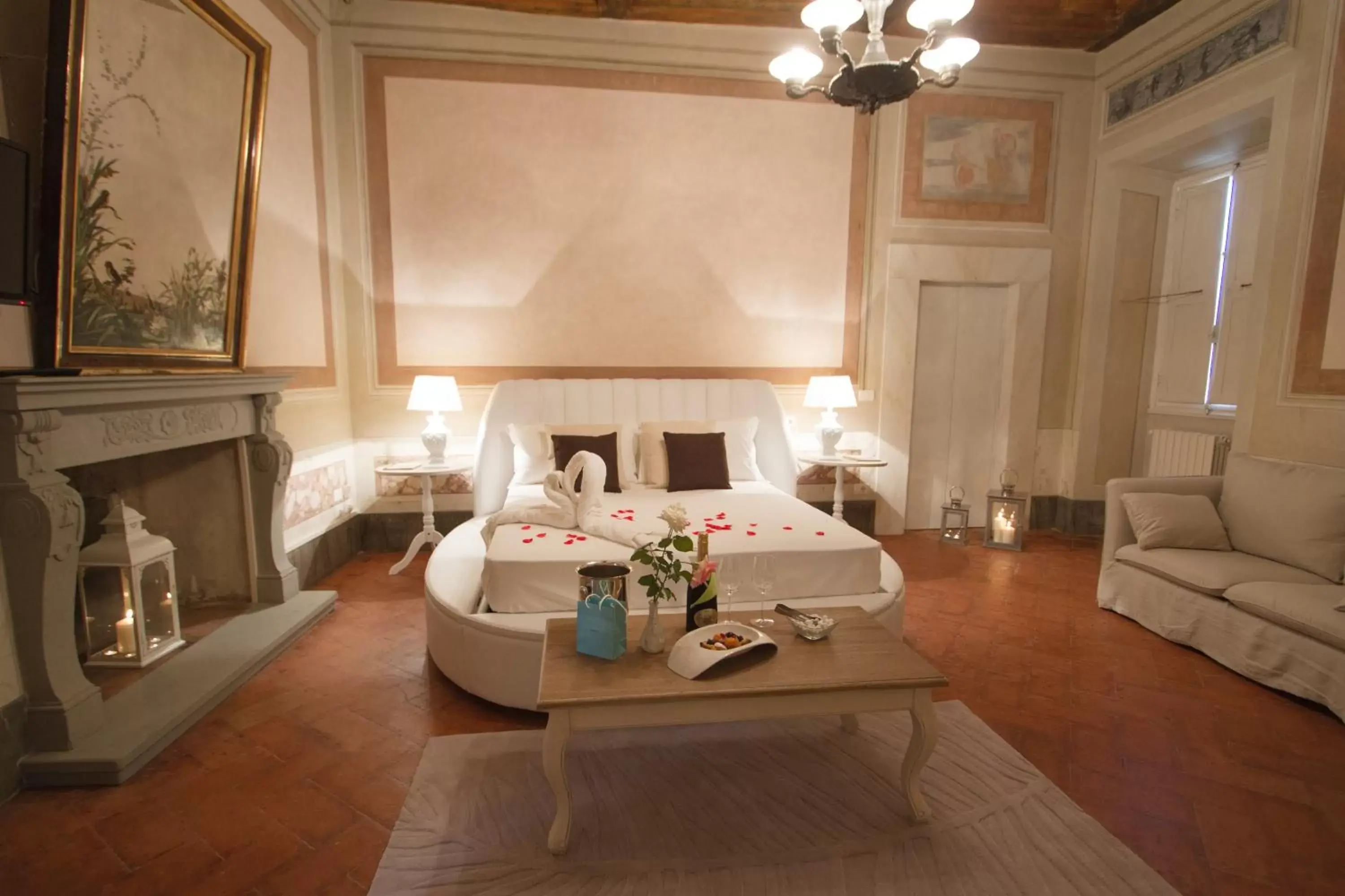 Bedroom, Bed in Cortona Suite