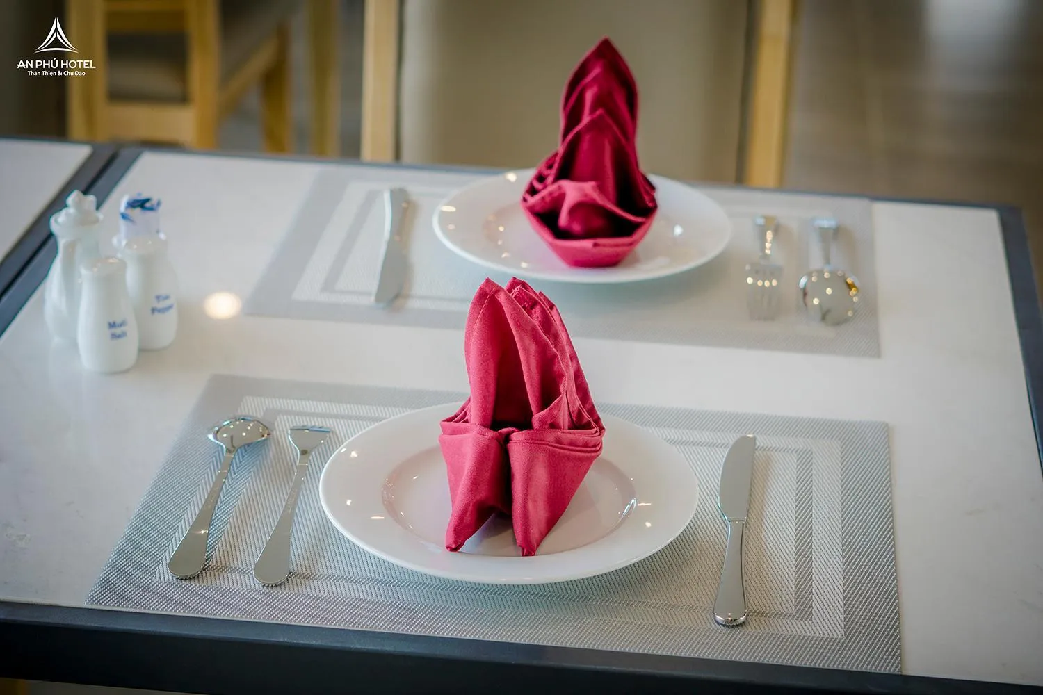 Restaurant/places to eat in An Phu Hotel