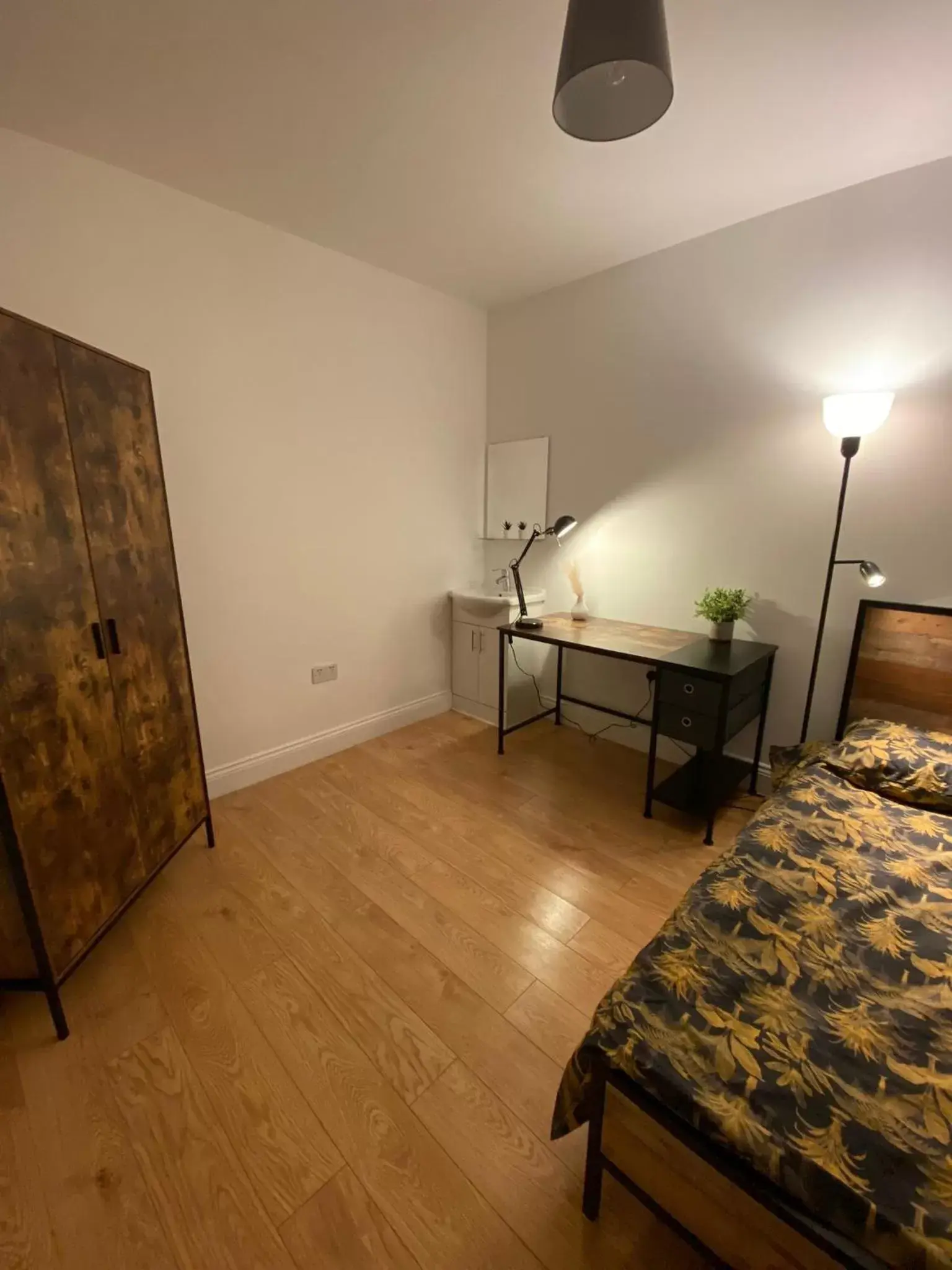 Double Room with Shared Bathroom in 4 Wharncliffe Drive Double Room with Shared Bathroom in 4 Wharncliffe Drive