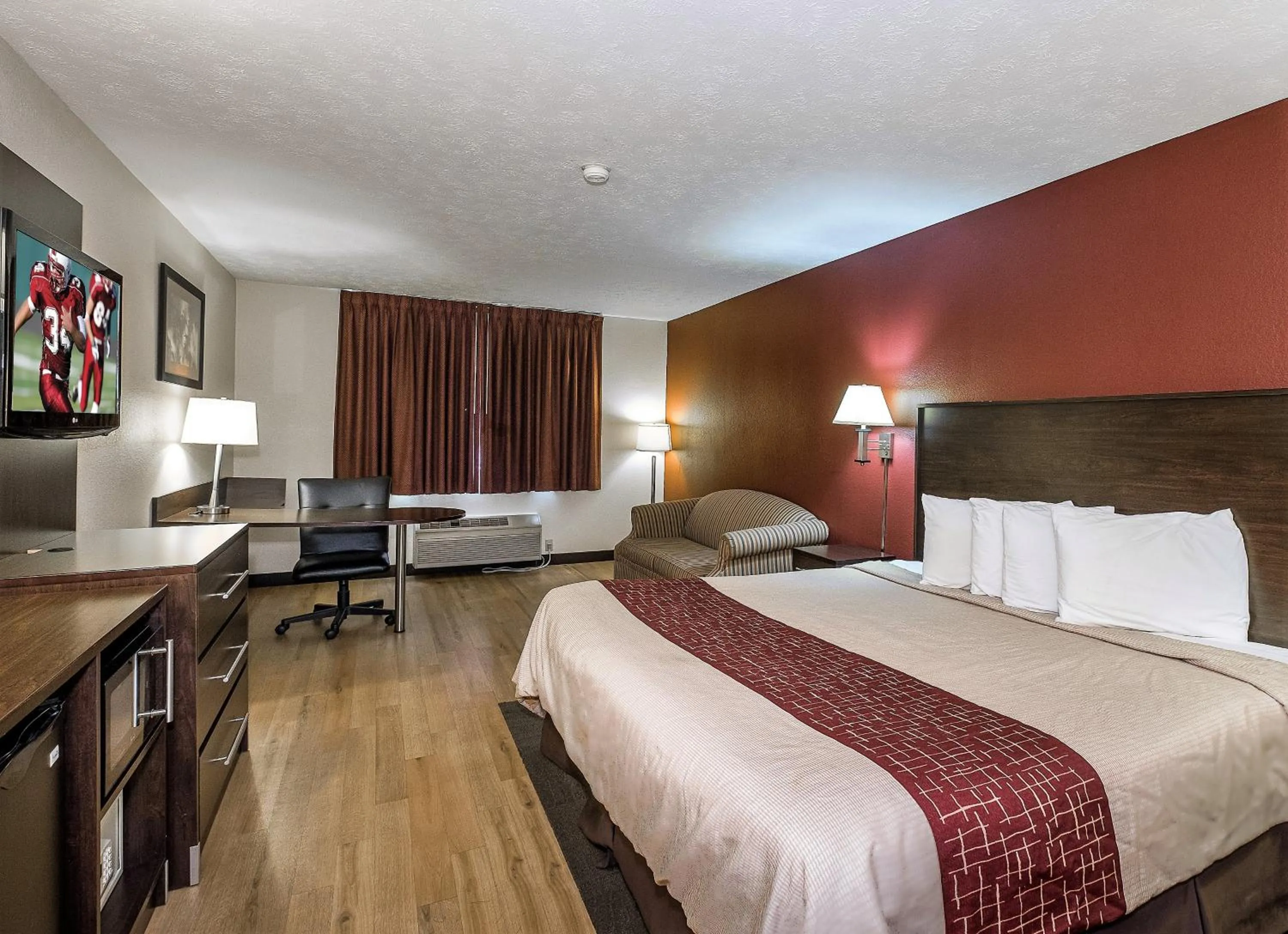 Bedroom, Bed in Red Roof Inn & Suites Hermitage