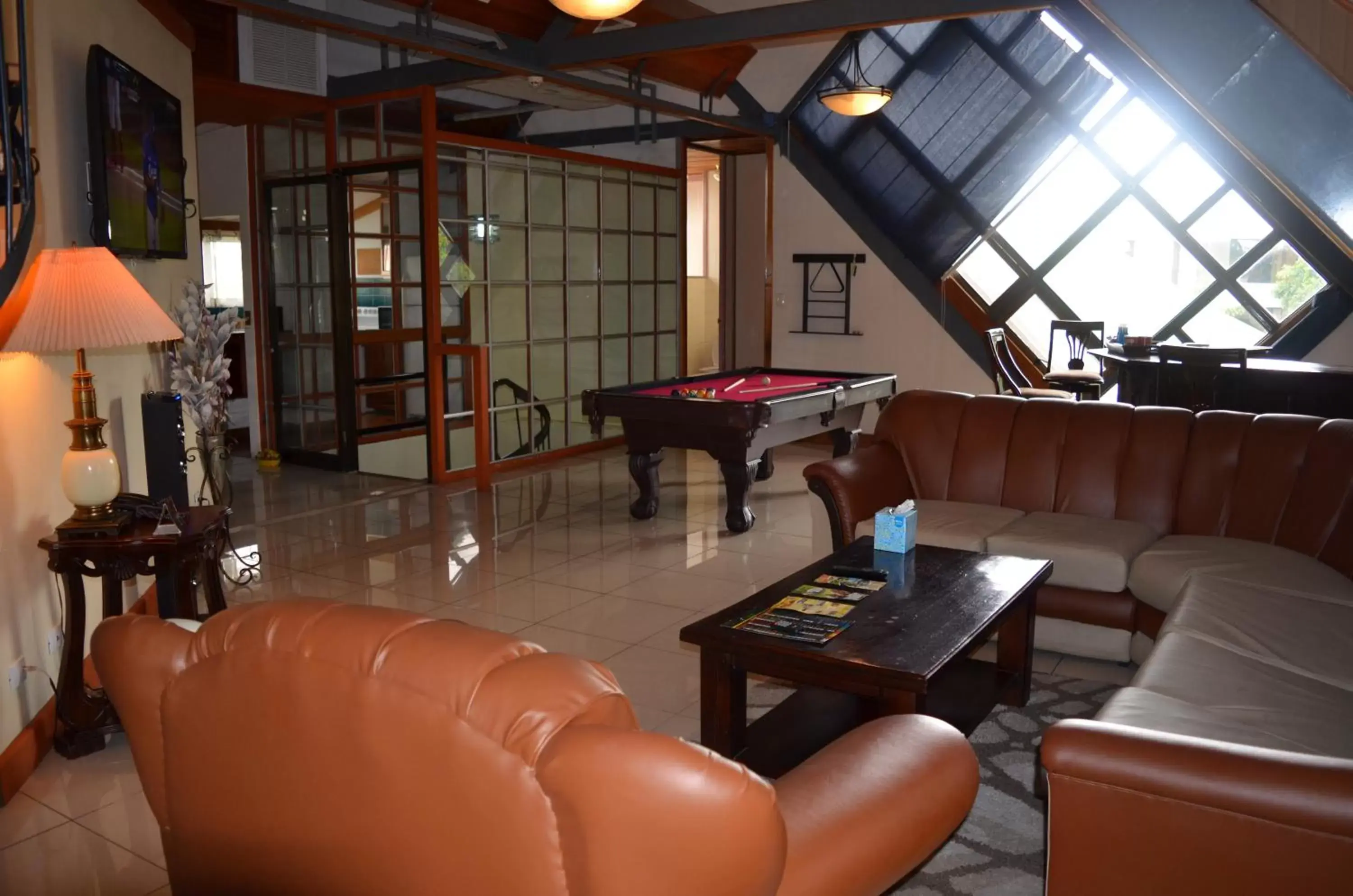 Living room, Lobby/Reception in Sportsmens Lodge