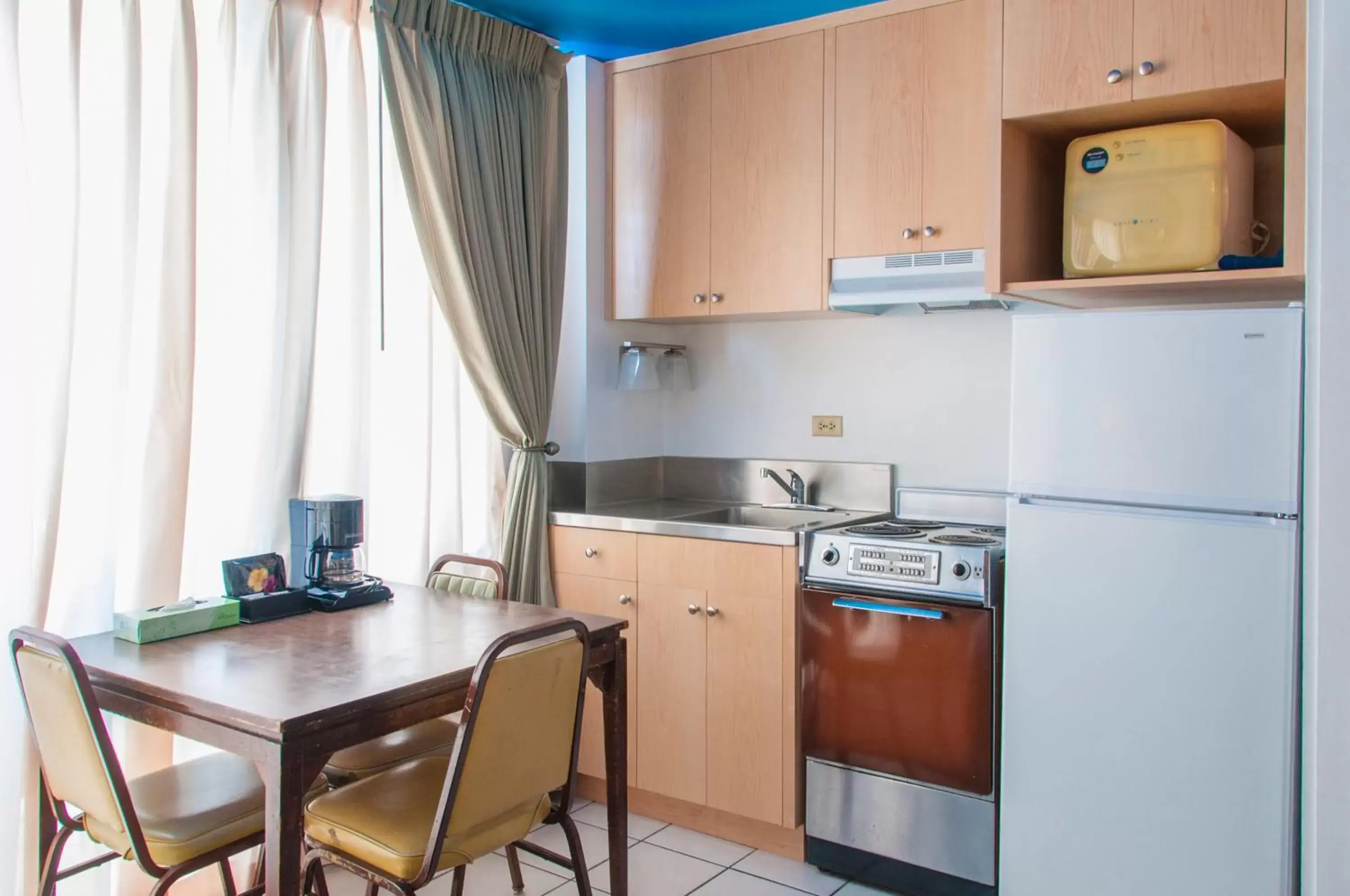 Kitchen or kitchenette, Kitchen/Kitchenette in Holiday Surf Hotel (with full kitchen)