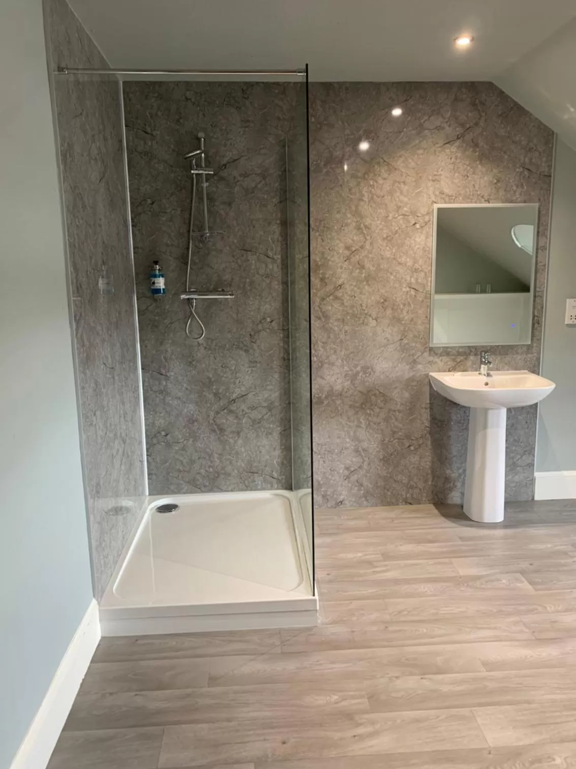 Shower in The Royal Hotel Elgin