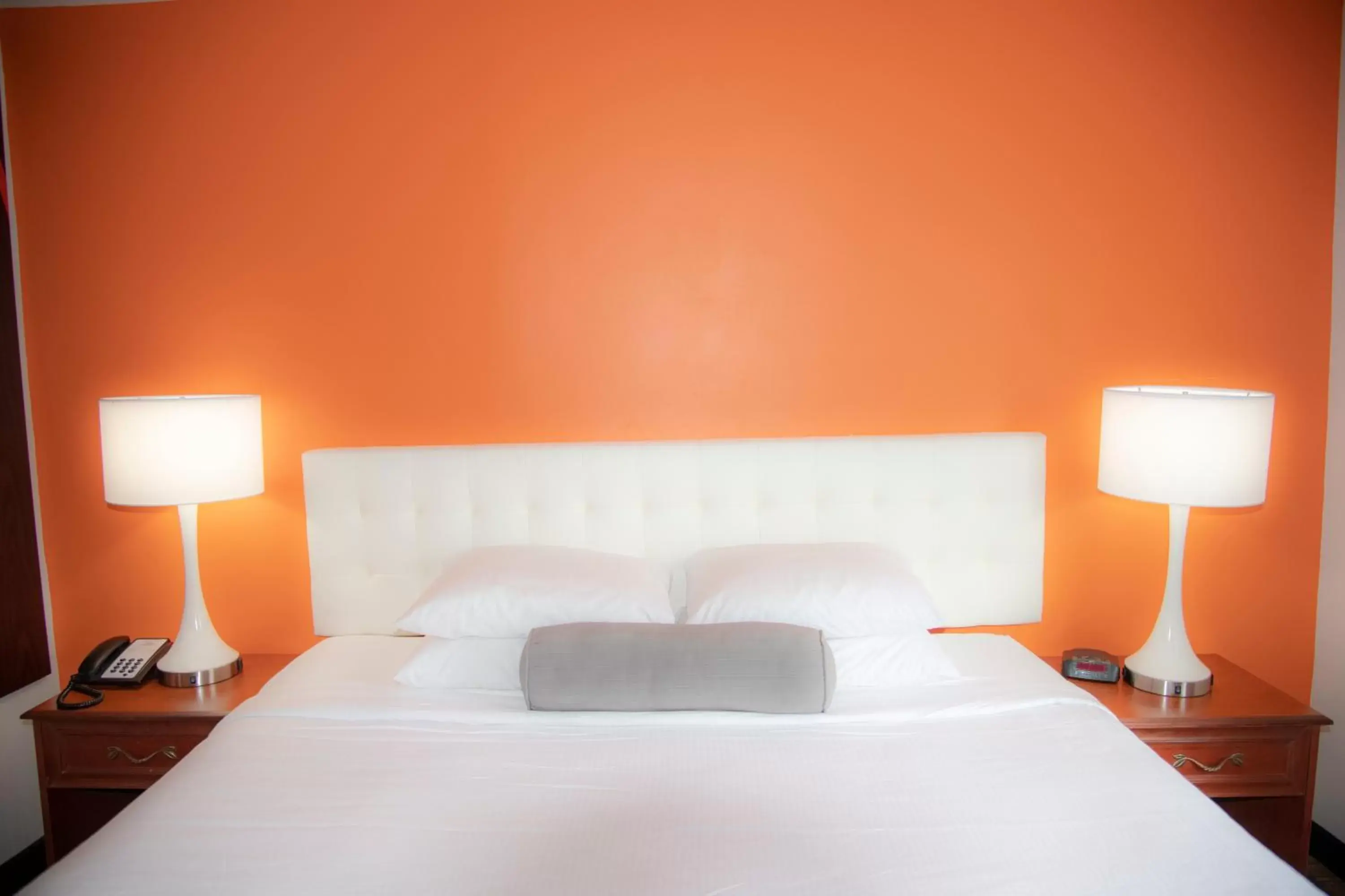 Bed in Howard Johnson by Wyndham Allentown/Dorney Hotel & Suites Bed in Howard Johnson by Wyndham Allentown/Dorney Hotel & Suites