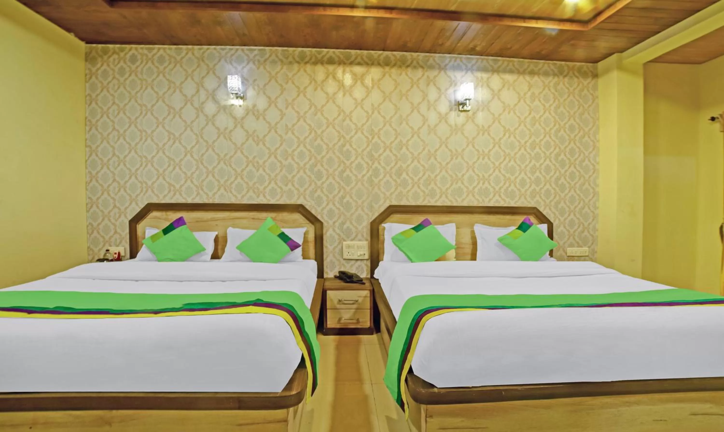 Bedroom, Bed in Treebo Balaji Excellency with Pool & Spa