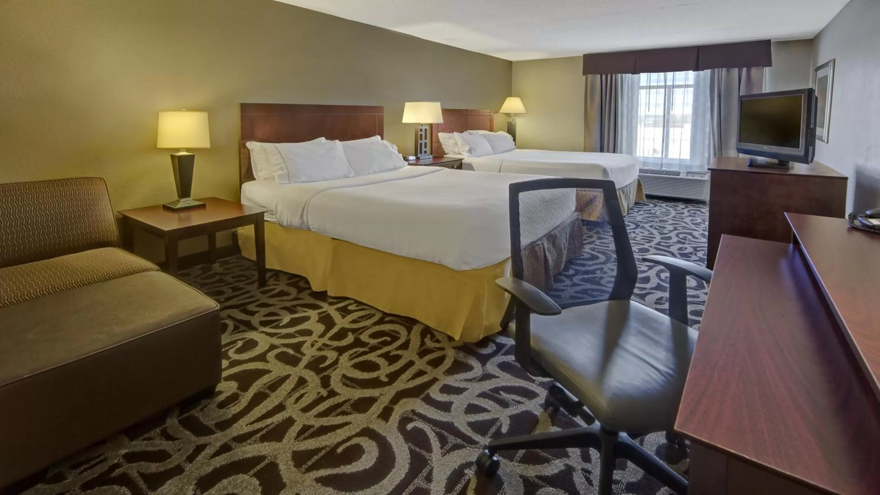 Photo of the whole room, Bed in Murfreesboro Central Hotel