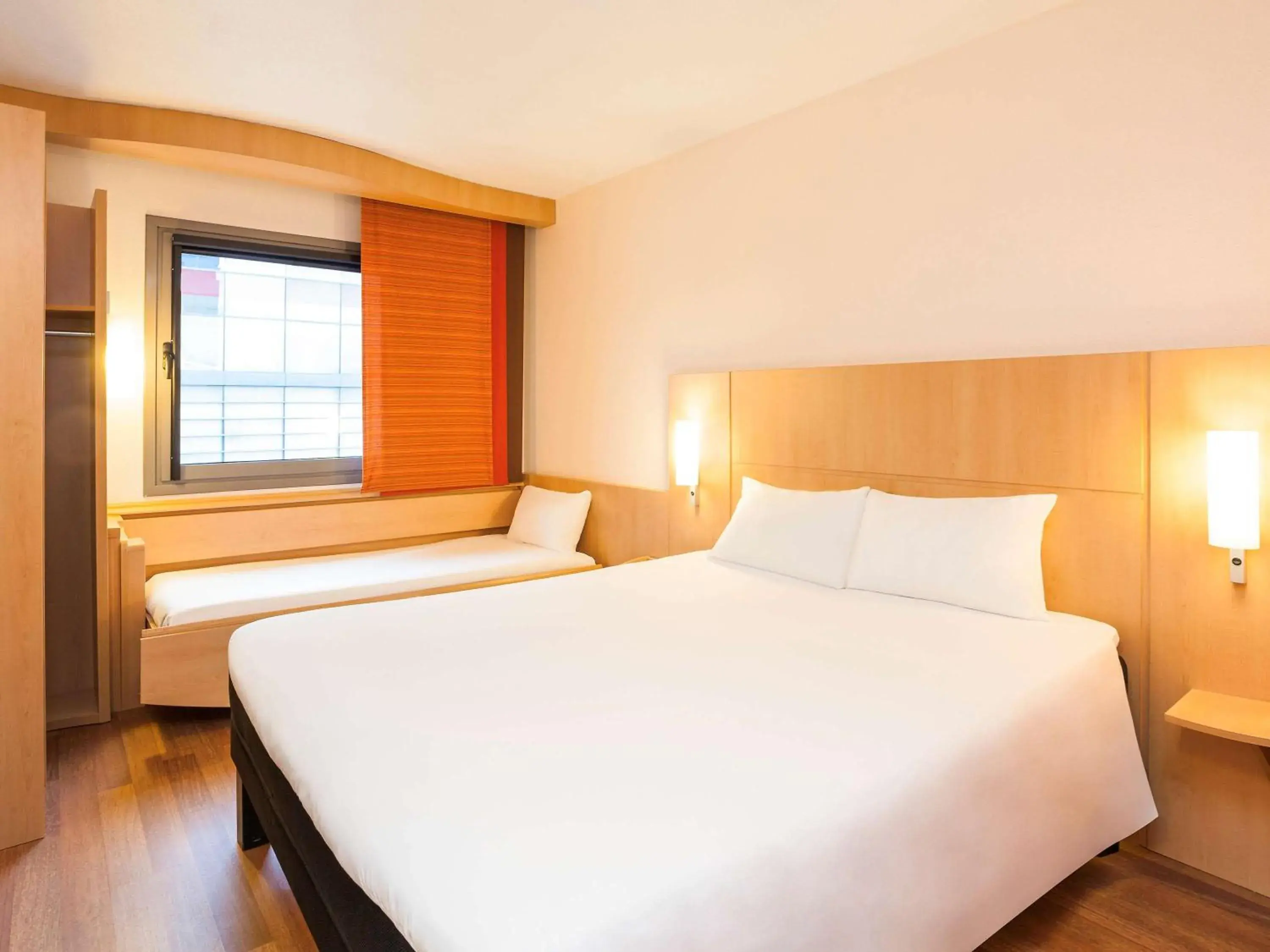 Photo of the whole room, Bed in Ibis Madrid Alcobendas