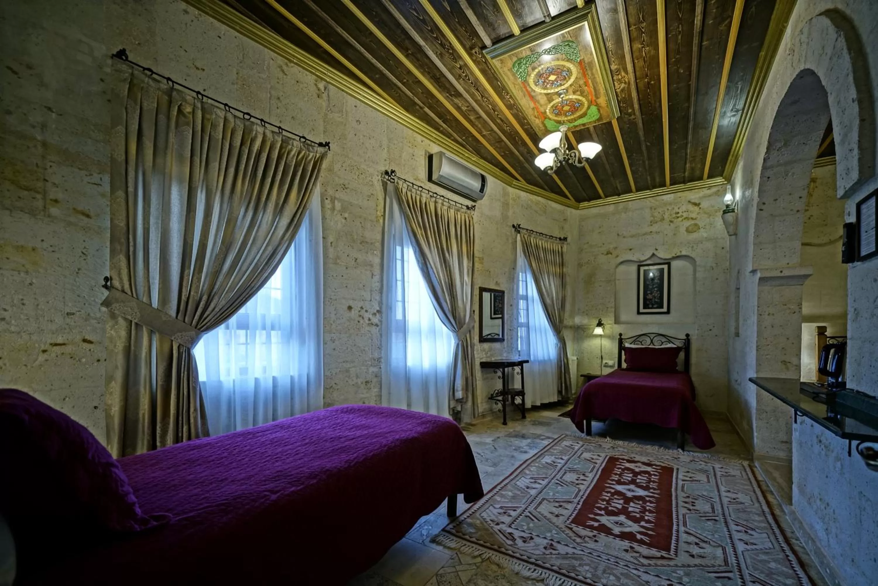 Living room, Bed in Vista Cave Hotel