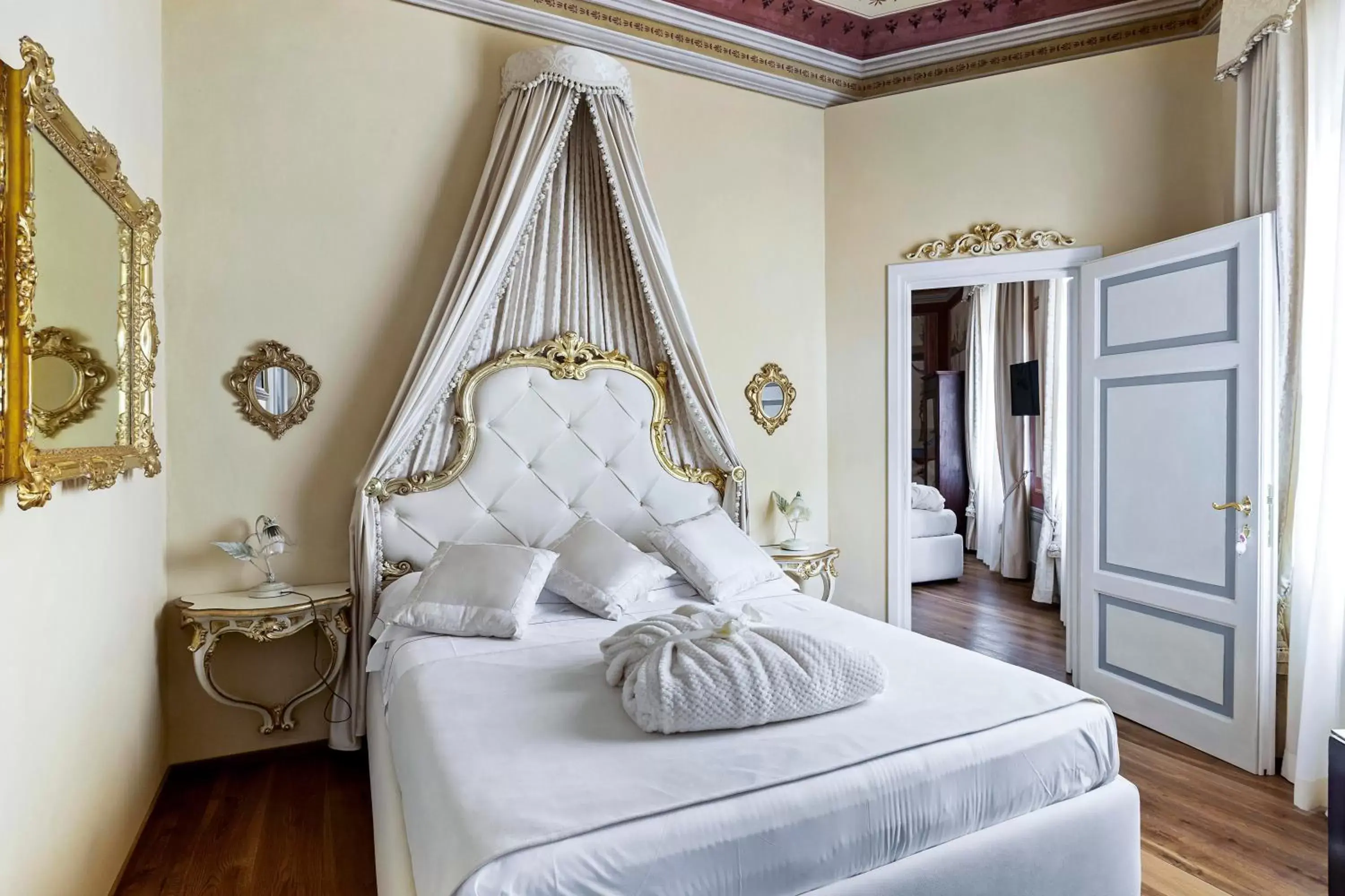 Photo of the whole room, Bed in Residenza d'Epoca Palazzo Borghesi