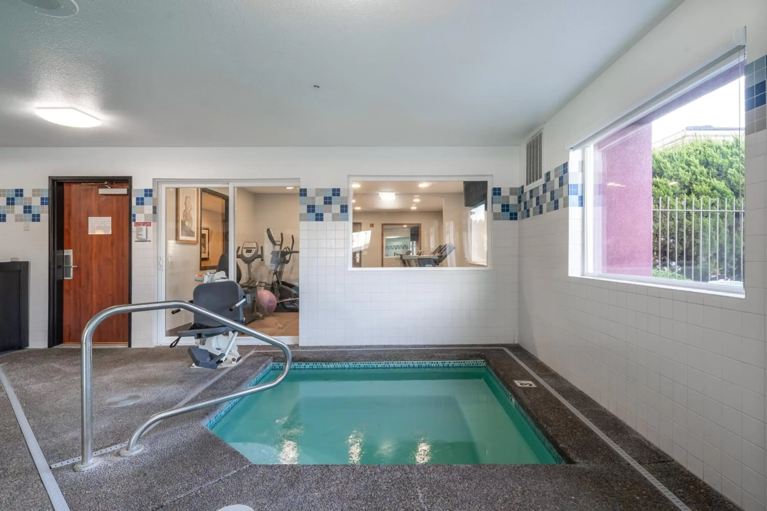 Hot Tub, Swimming Pool in Best Western Lake Oswego Hotel & Suites
