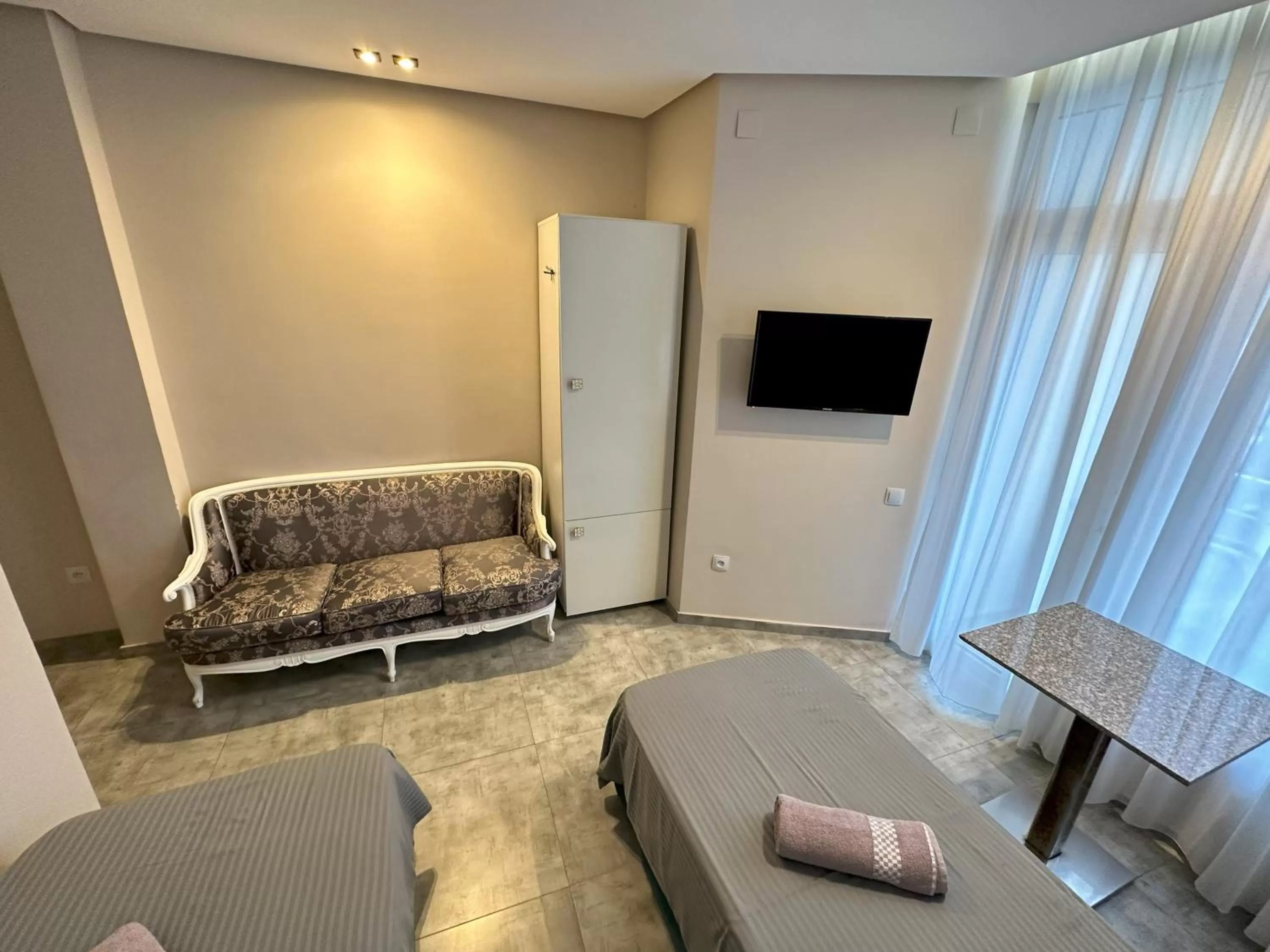 Photo of the whole room in National+