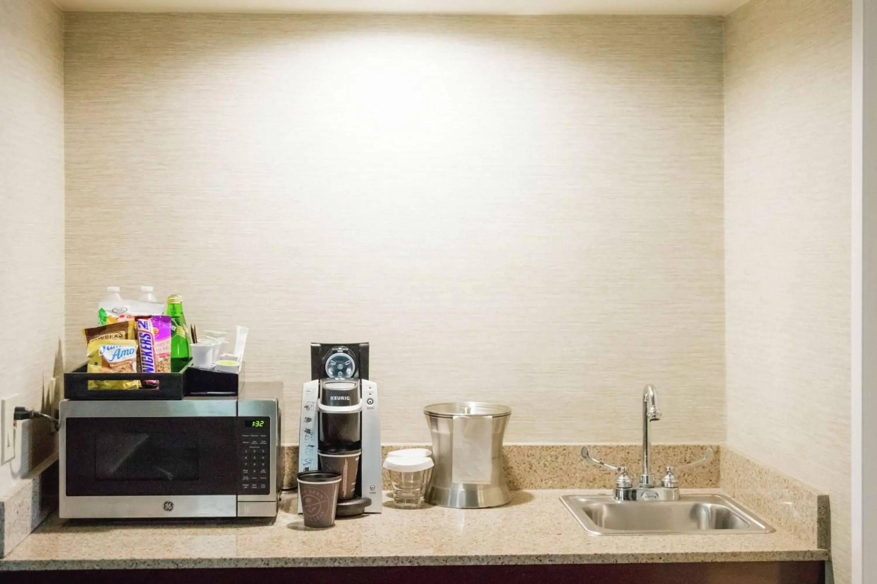 Bedroom, Kitchen/Kitchenette in Embassy Suites by Hilton Lexington Green