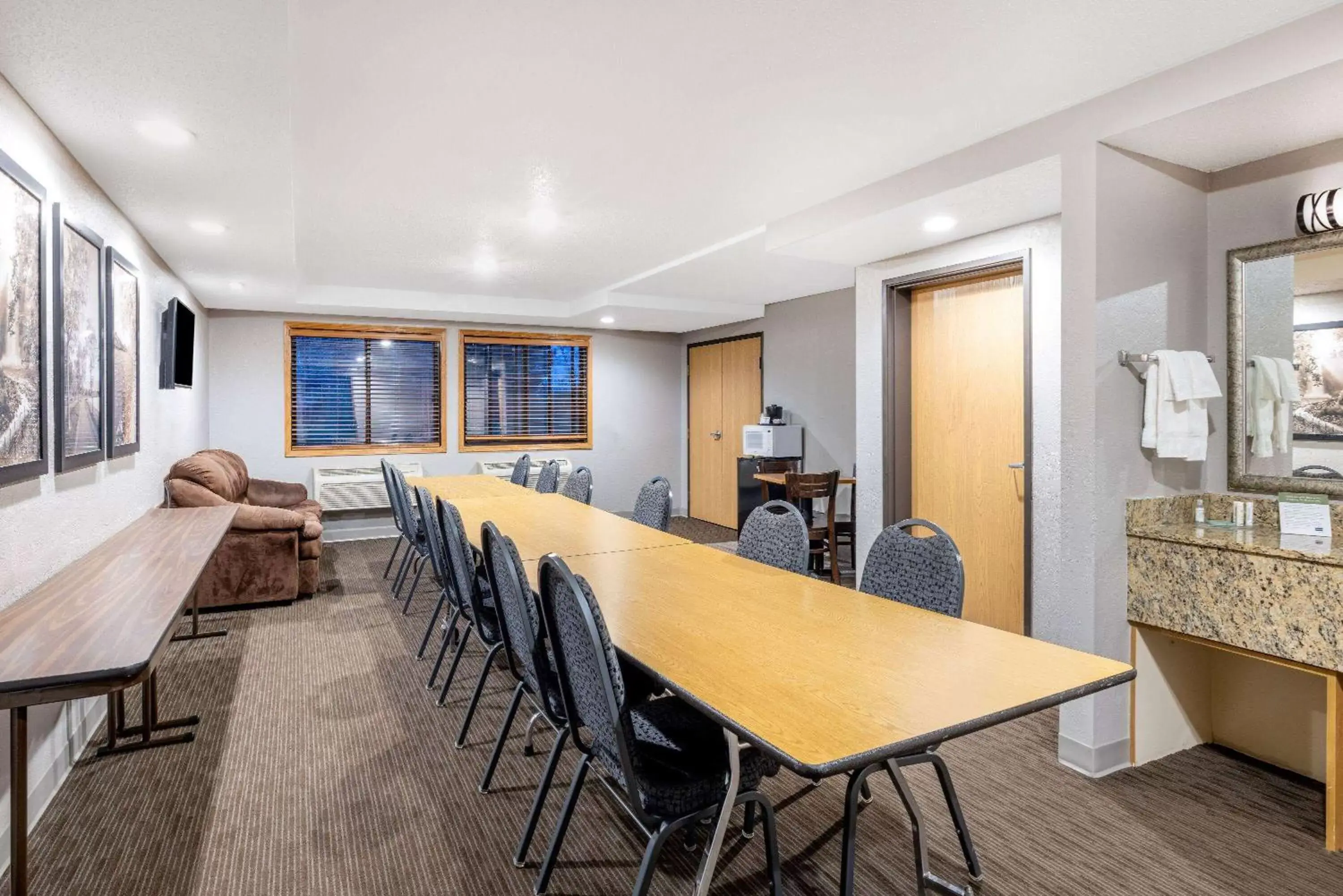 Meeting/conference room in AmericInn by Wyndham Dickinson