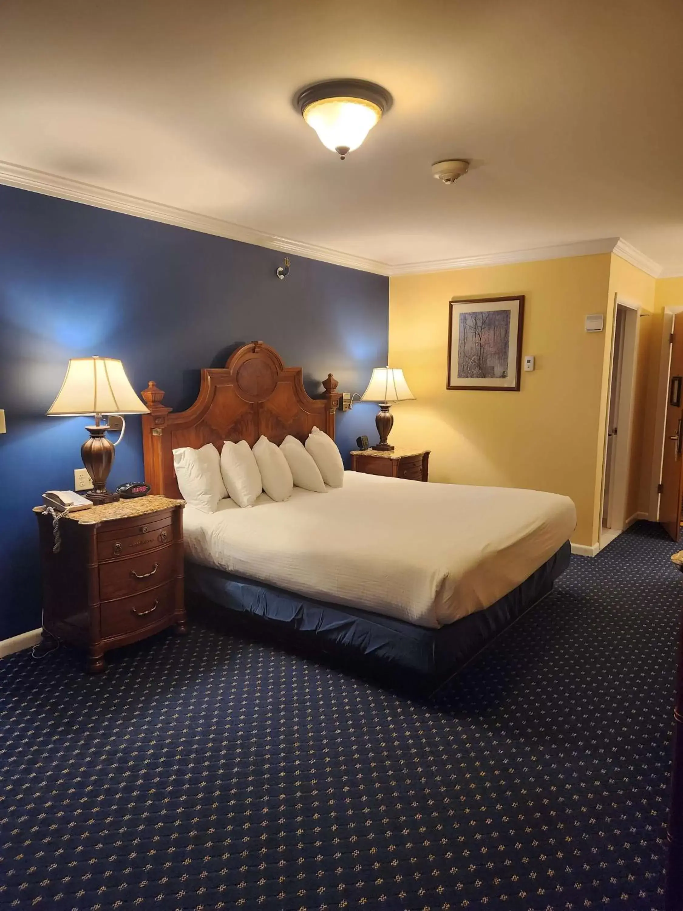 Bedroom, Seating Area in Best Western White House Inn