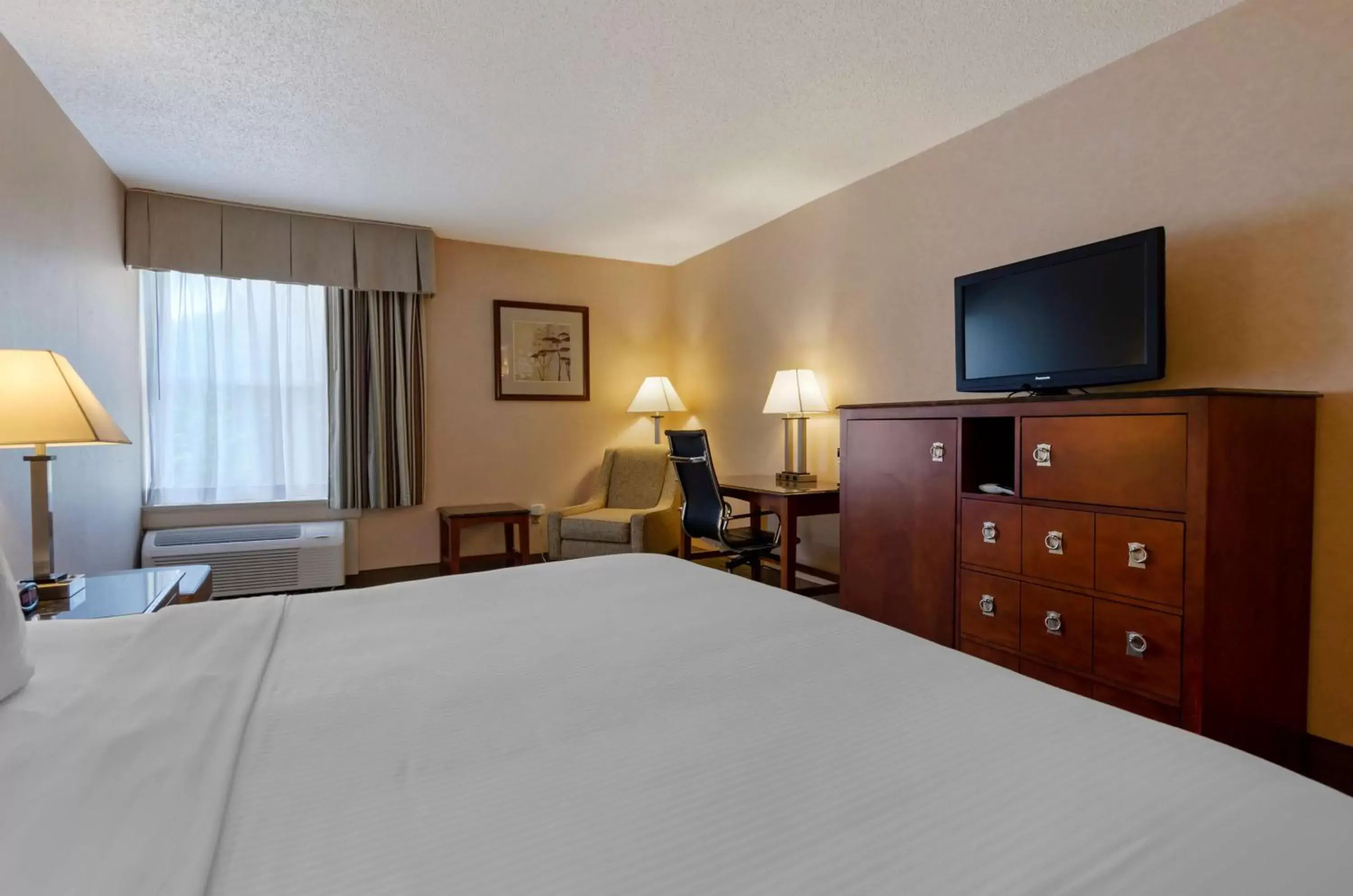 Bedroom, Bed in Best Western Staunton Inn