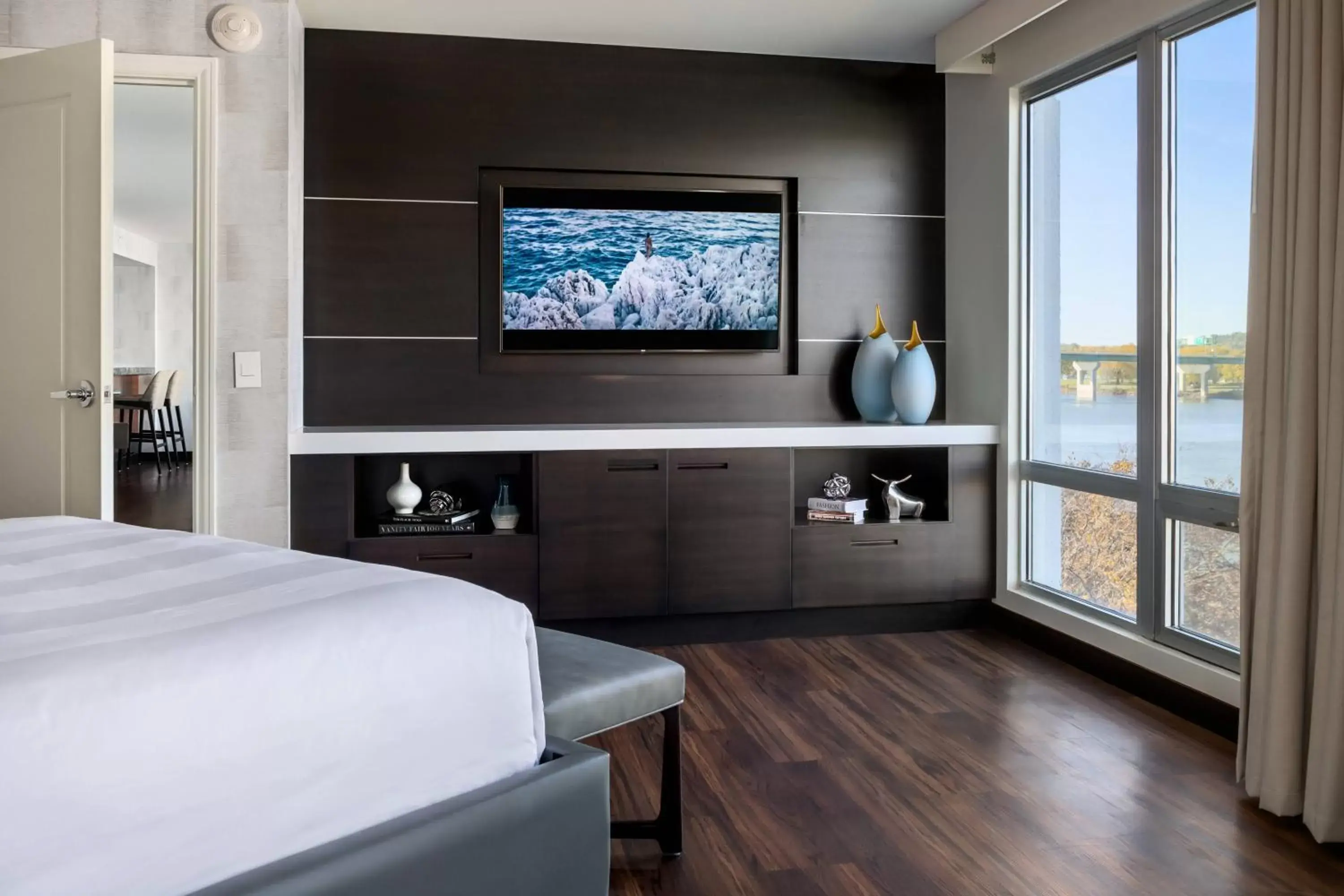 Bedroom, TV/Entertainment Center in South Sioux City Marriott Riverfront