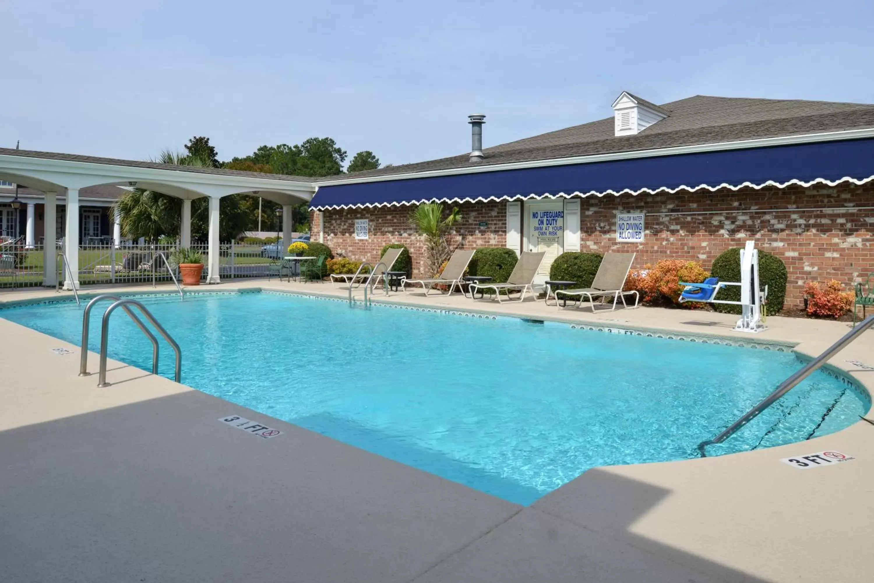 Swimming pool, Property Building in Best Western PLUS Santee Inn