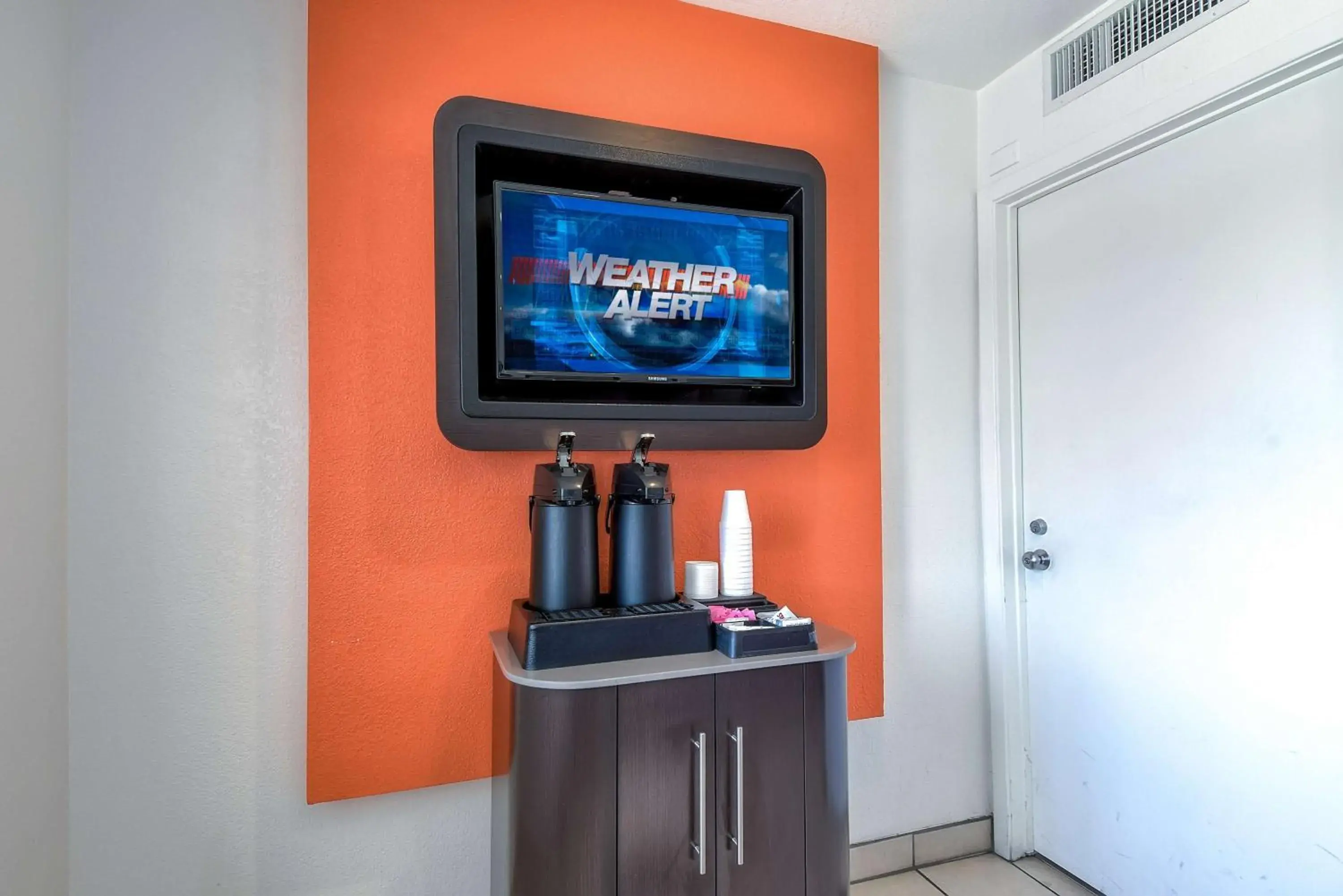 Lobby or reception, TV/Entertainment Center in Motel 6-Corona, CA