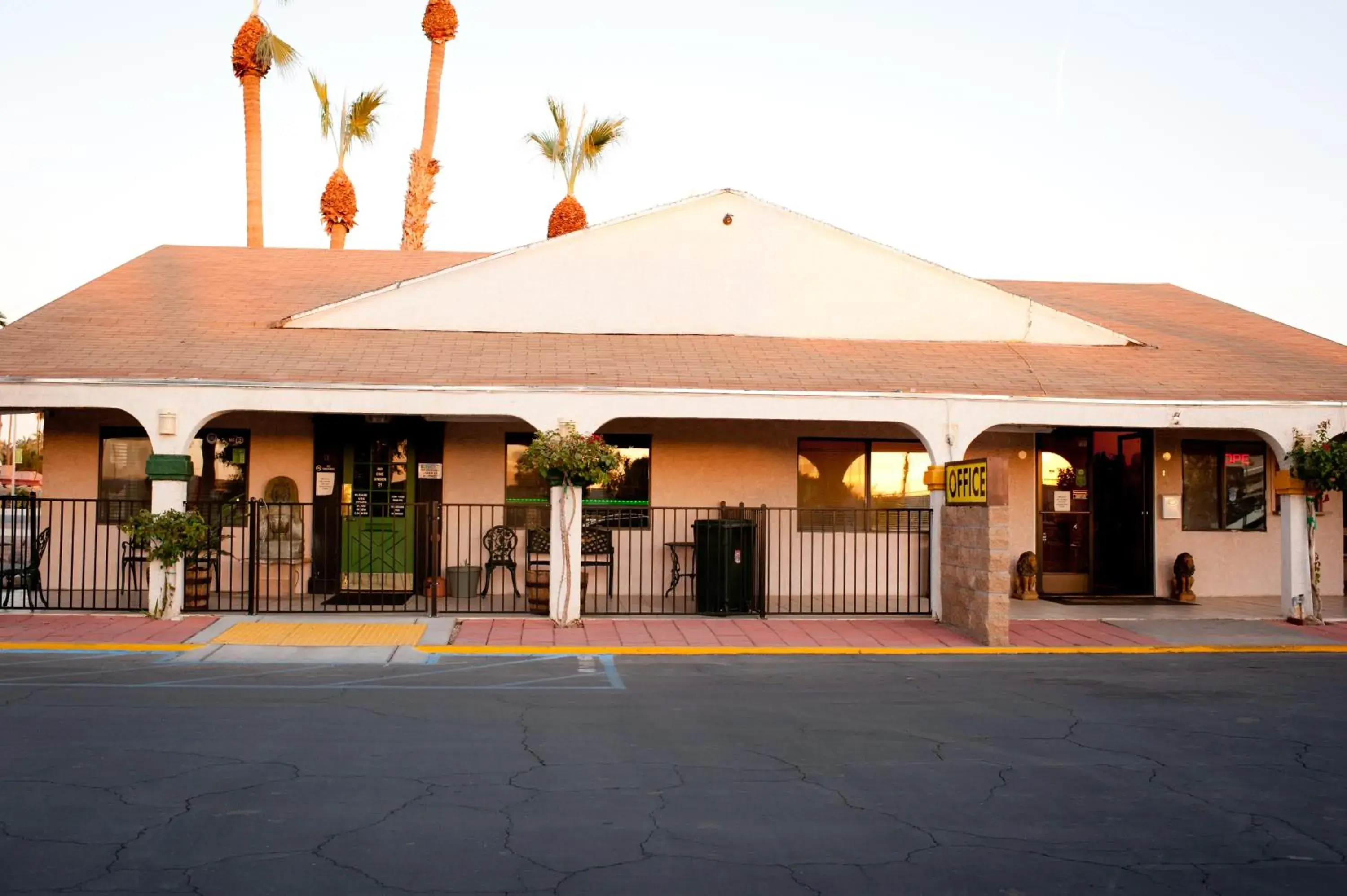 Facade/entrance, Property Building in Emerald Inn & Lounge