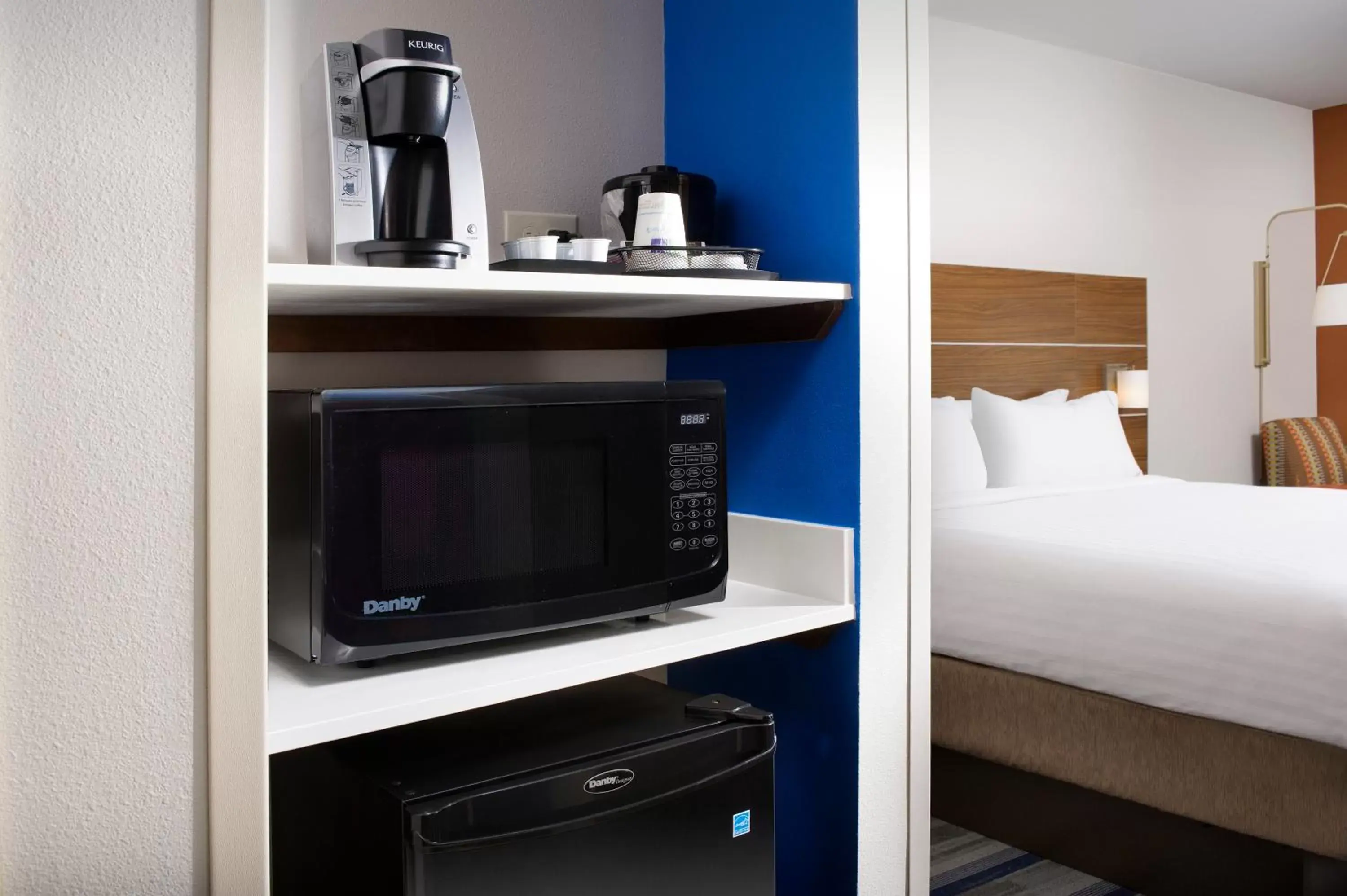 Bedroom, TV/Entertainment Center in Holiday Inn Express & Suites New Braunfels, an IHG Hotel