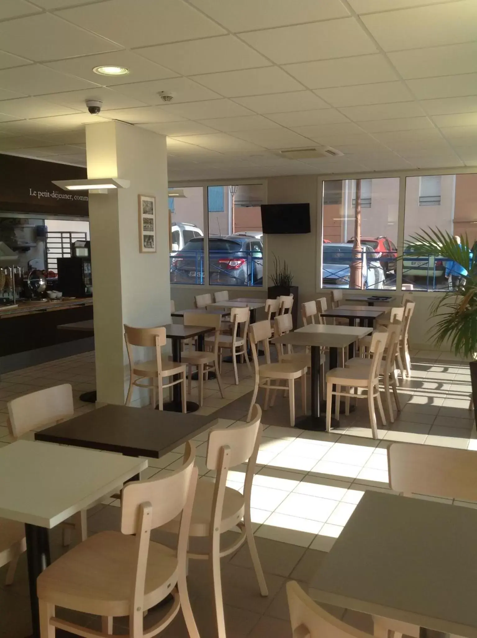 Restaurant/Places to Eat in B&B HOTEL Martigues Port-de-Bouc