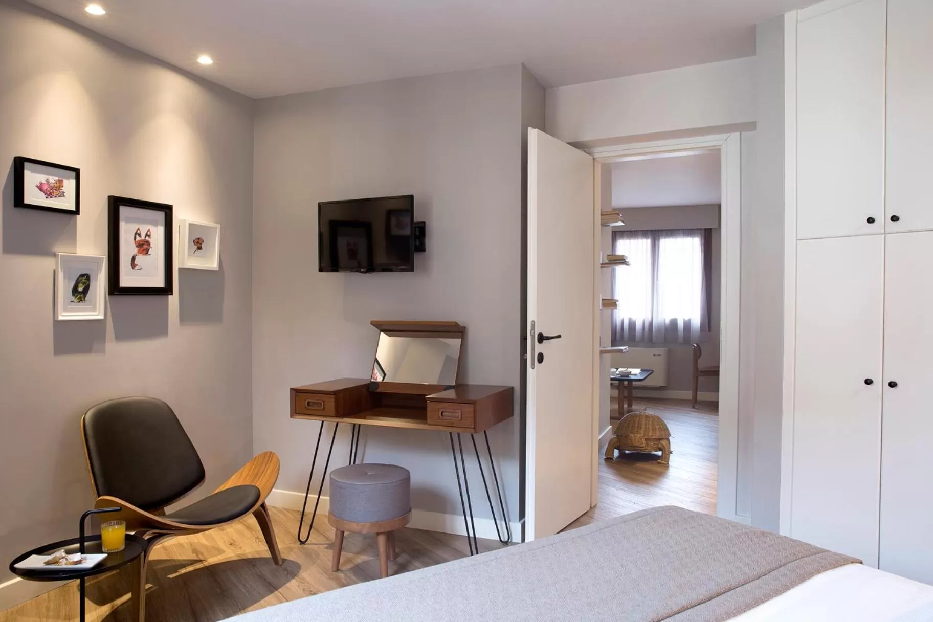 Photo of the whole room, Bed in Apollon Library Suites