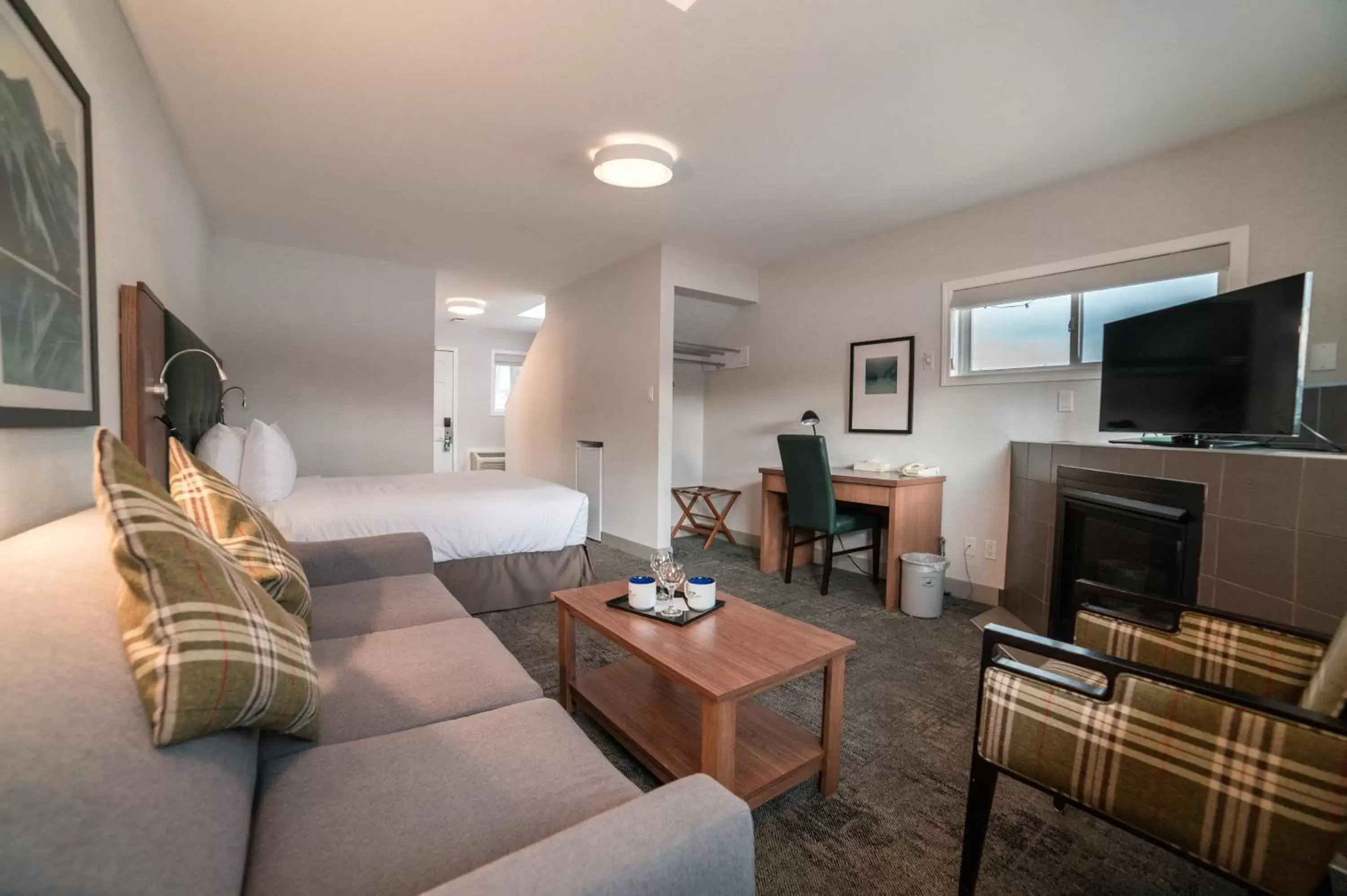 Bed, Seating Area in Mount Robson Inn