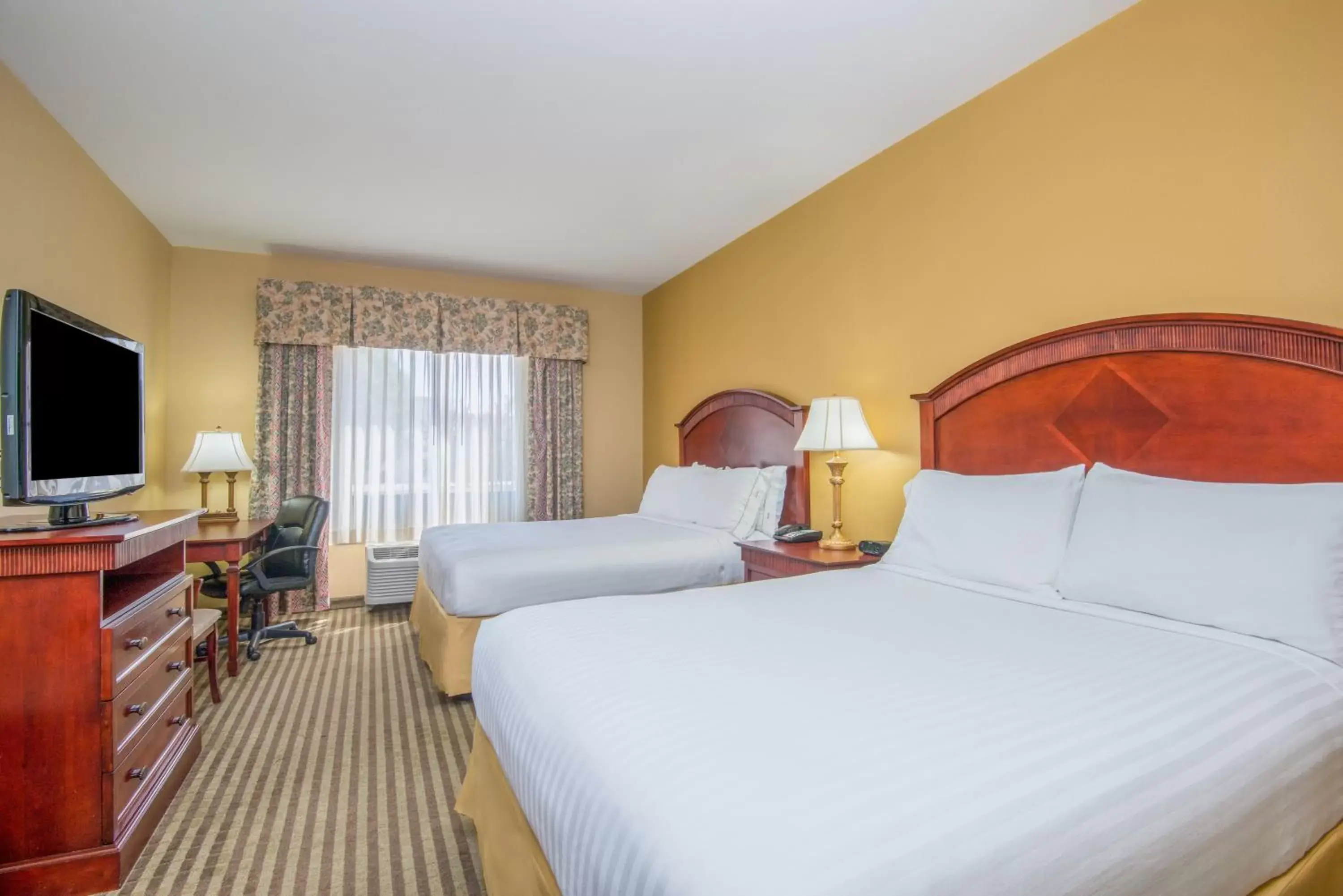 Photo of the whole room, Bed in Holiday Inn Express Enid-Highway 412, an IHG Hotel