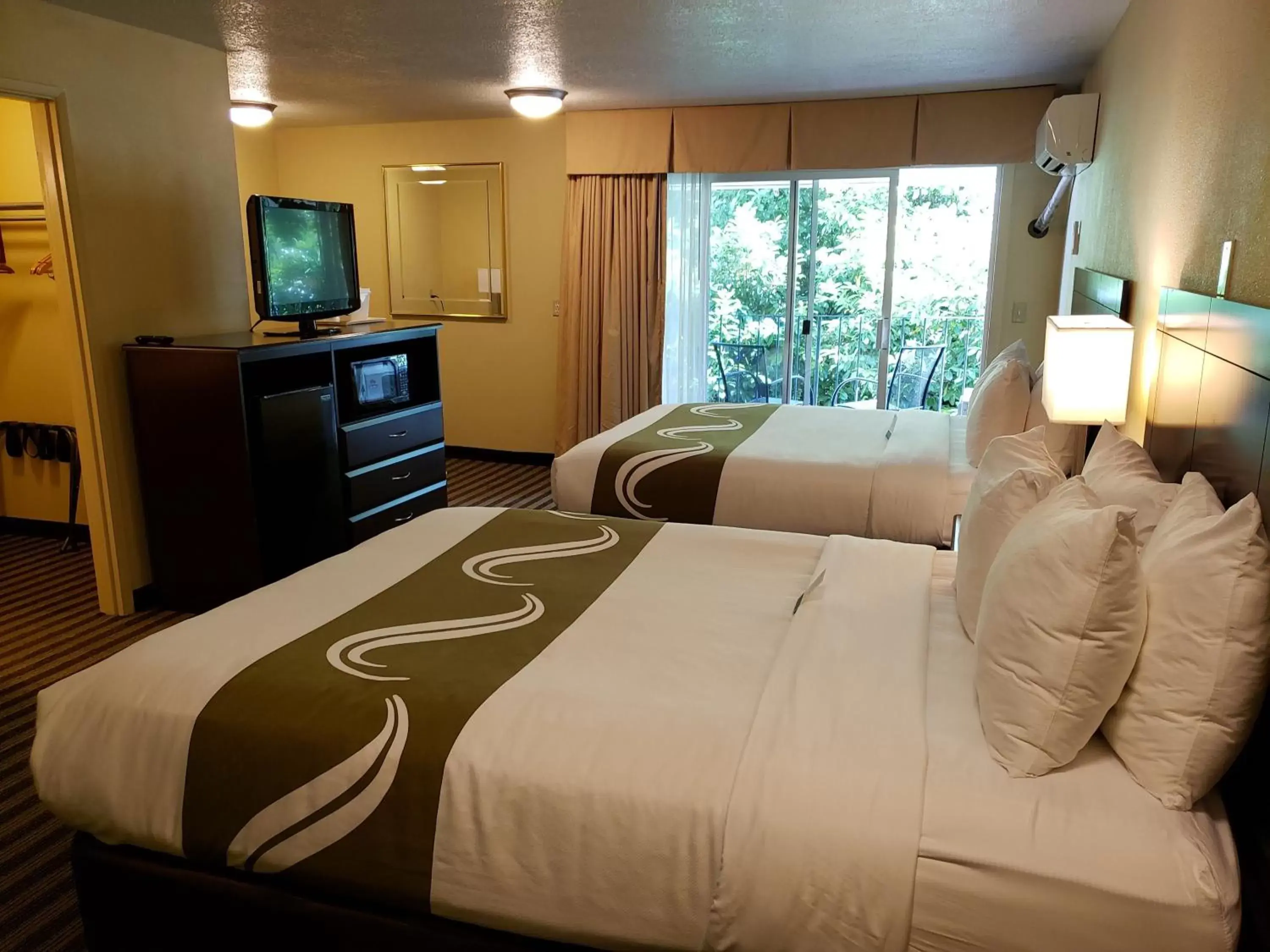 TV and multimedia, Bed in Quality Inn & Suites Vancouver