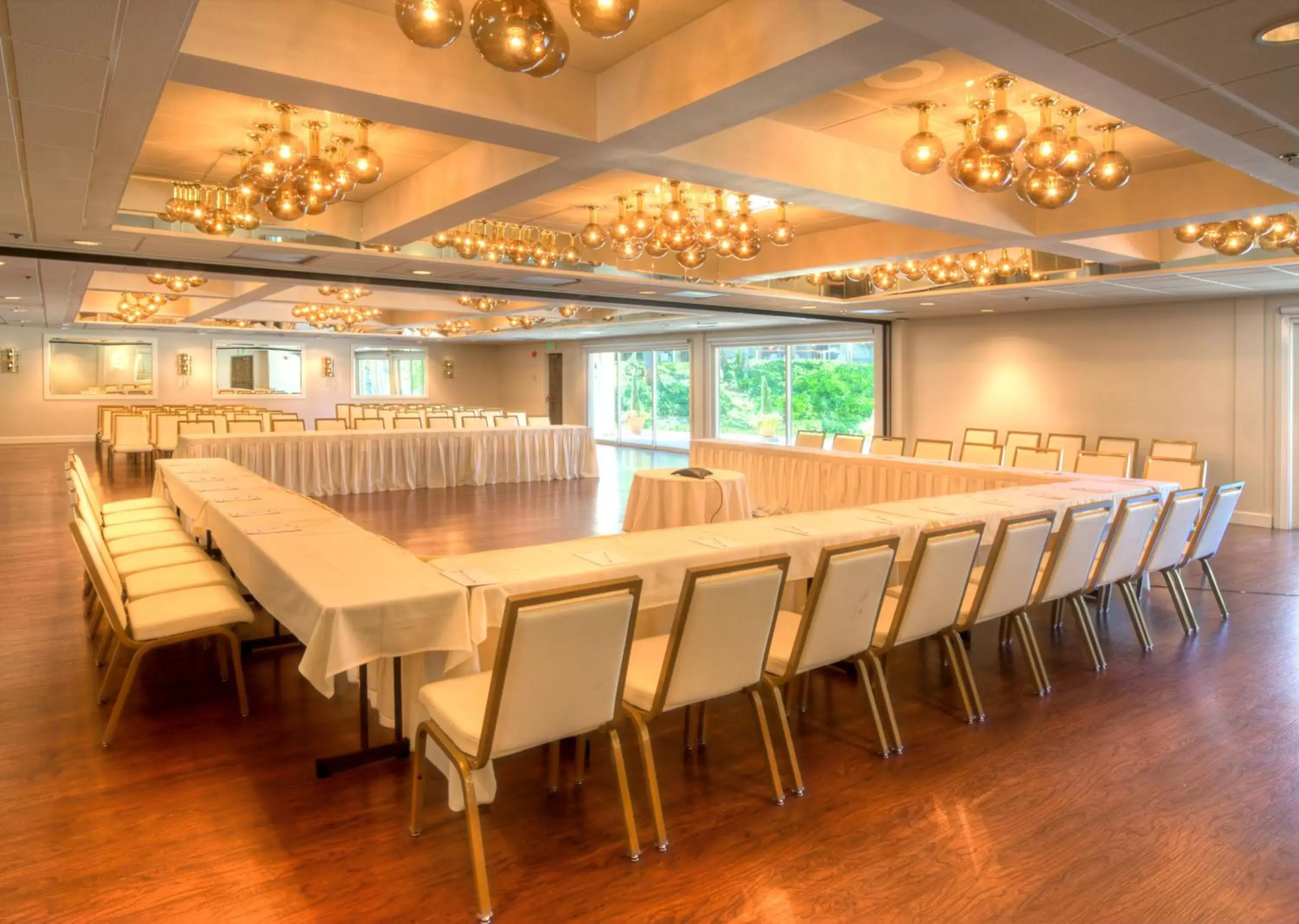 Business facilities in Ashland Hills Hotel & Suites