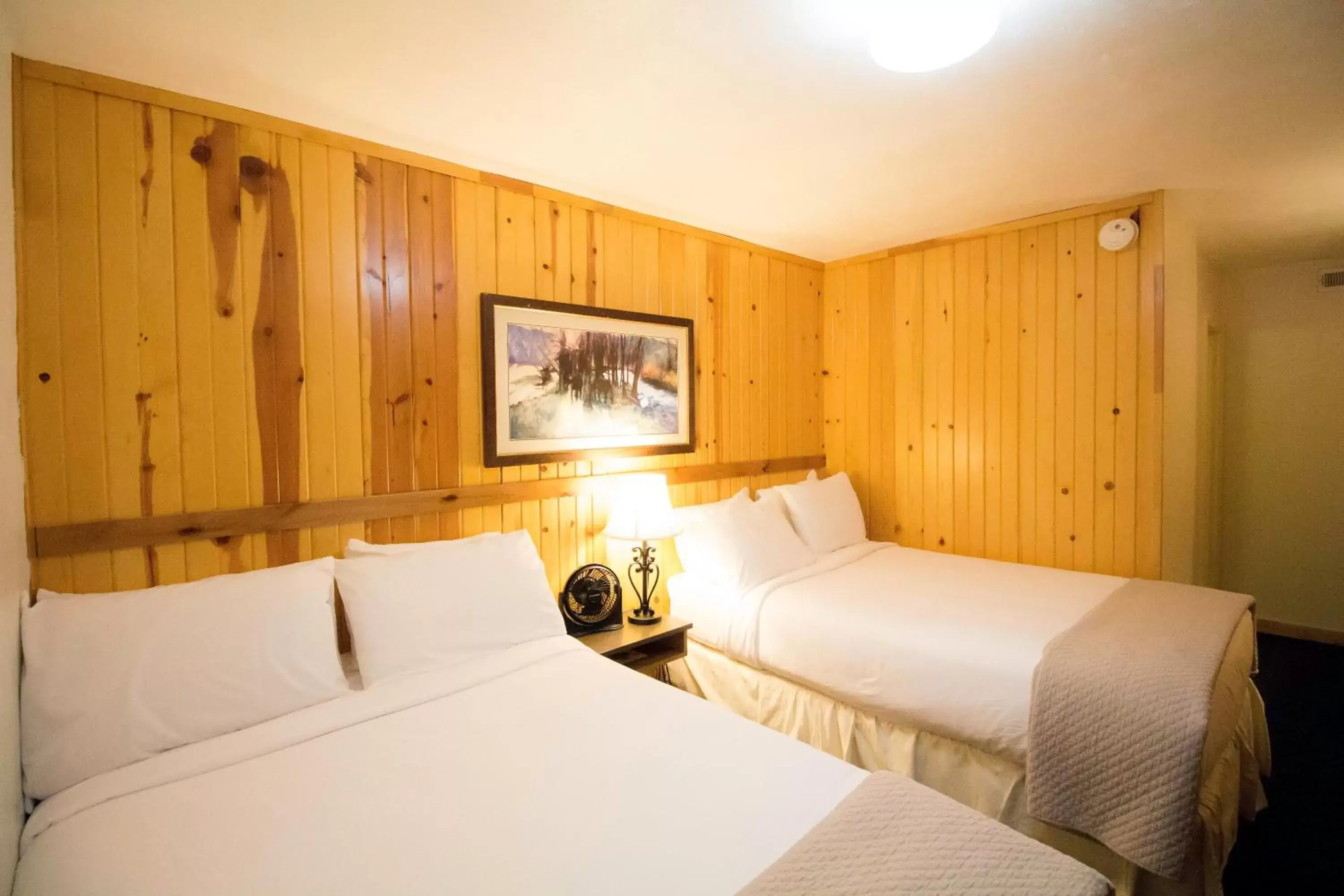 Bedroom, Bed in Colter's Lodge