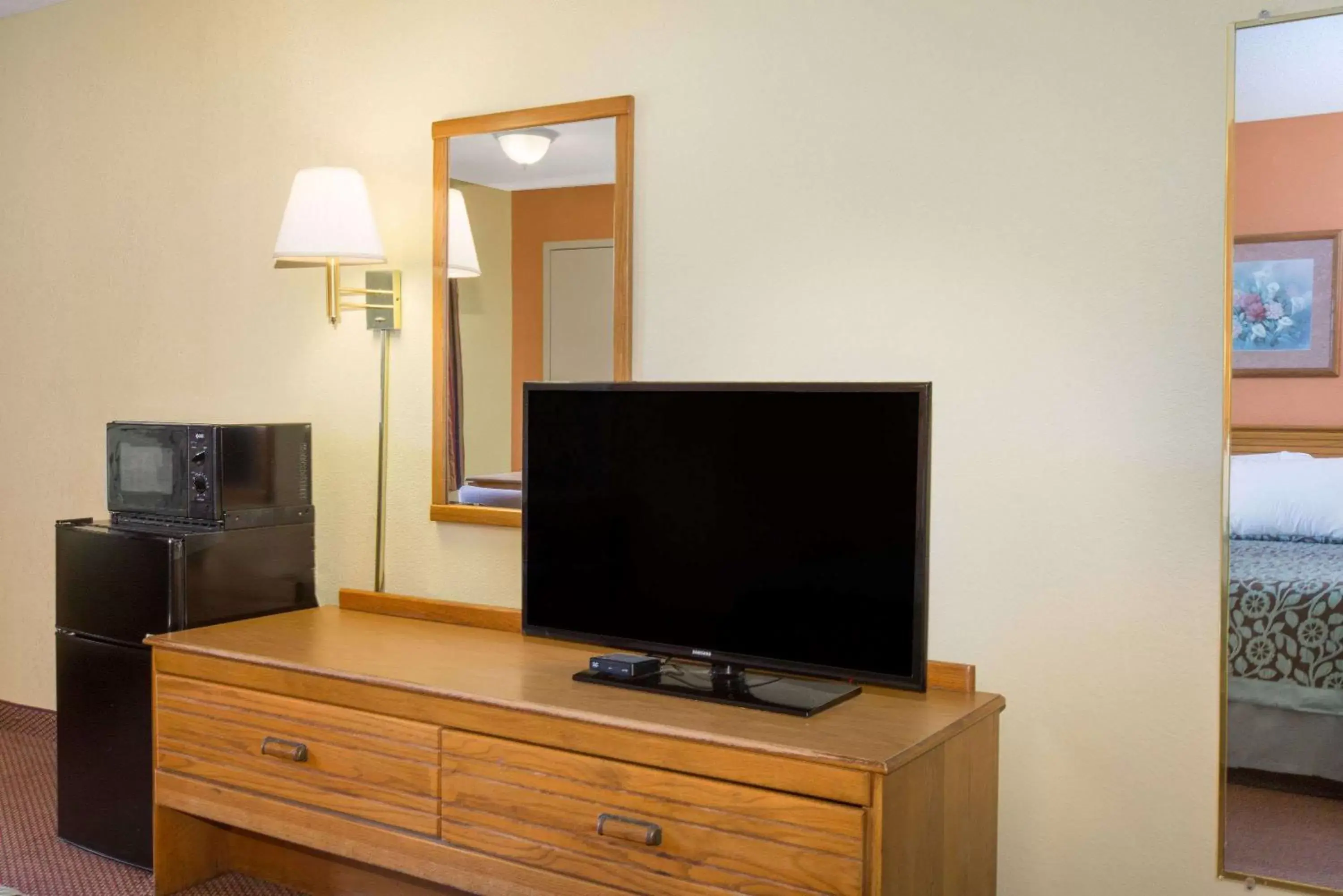 Photo of the whole room, TV/Entertainment Center in Days Inn by Wyndham Childersburg