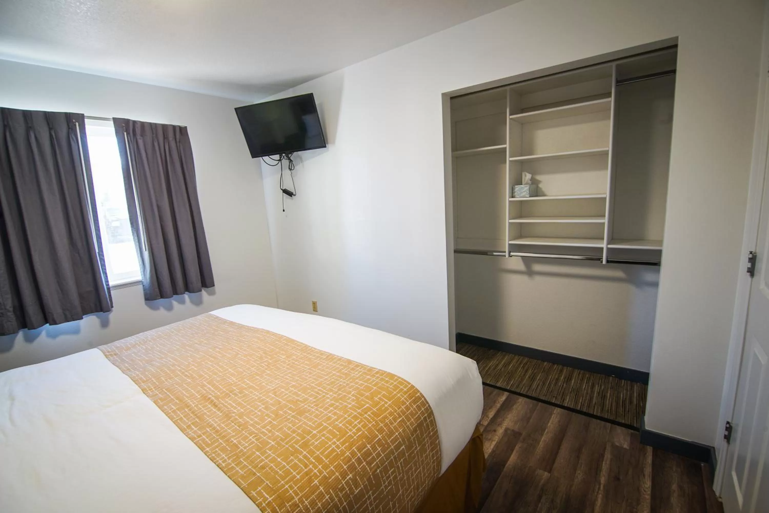 Bedroom, Bed in Travelodge by Wyndham Colorado Springs Airport - Peterson SFB