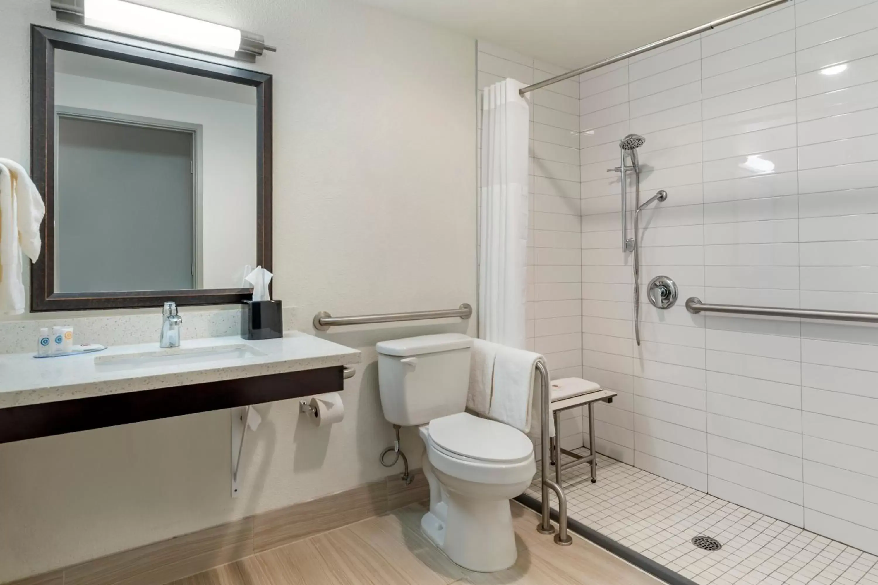 Queen Room - Accessible/Non-Smoking in Comfort Inn & Suites Tigard near Washington Square Queen Room - Accessible/Non-Smoking in Comfort Inn & Suites Tigard near Washington Square