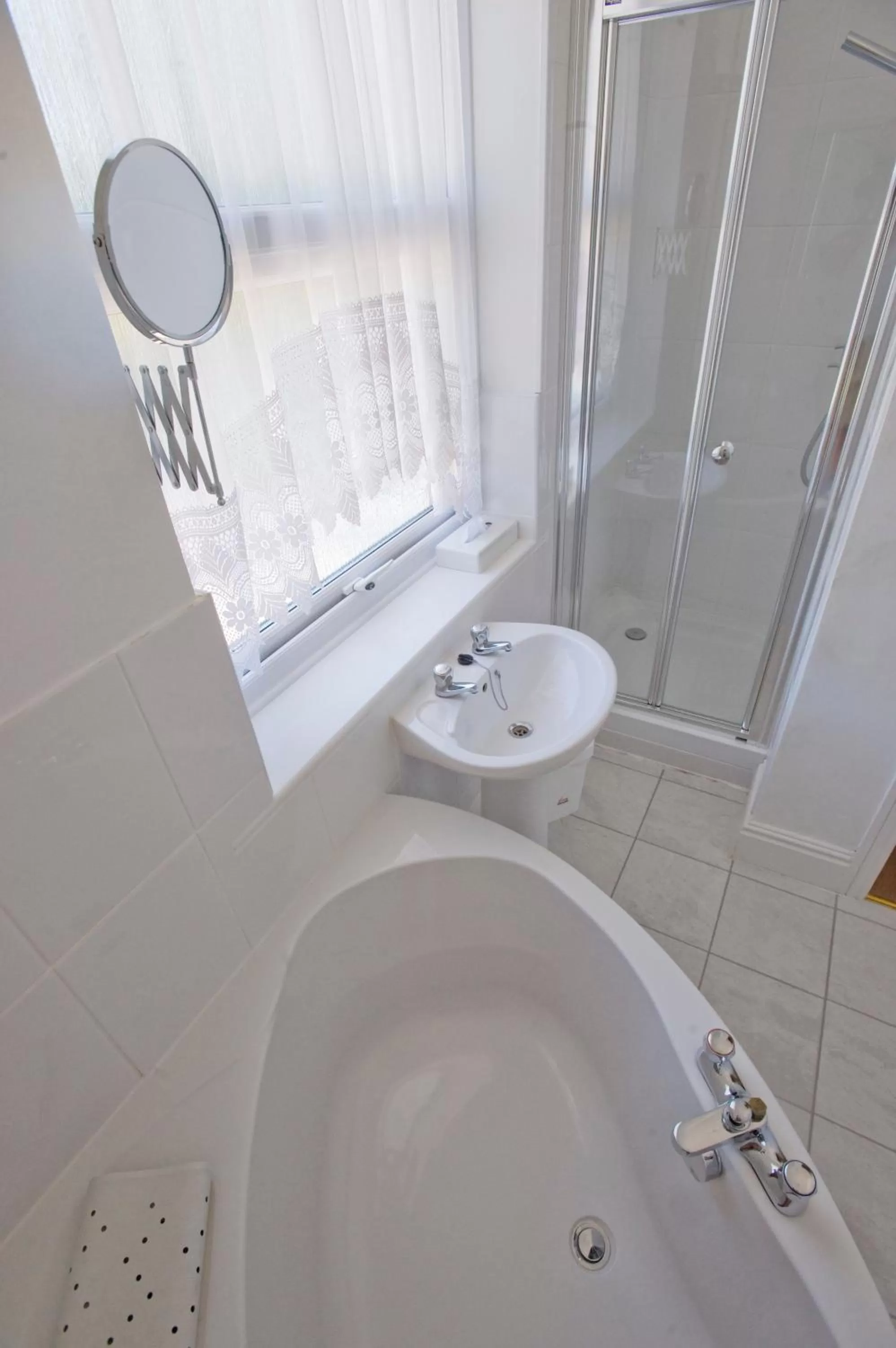 Bathroom in Bourne Hall Country Hotel